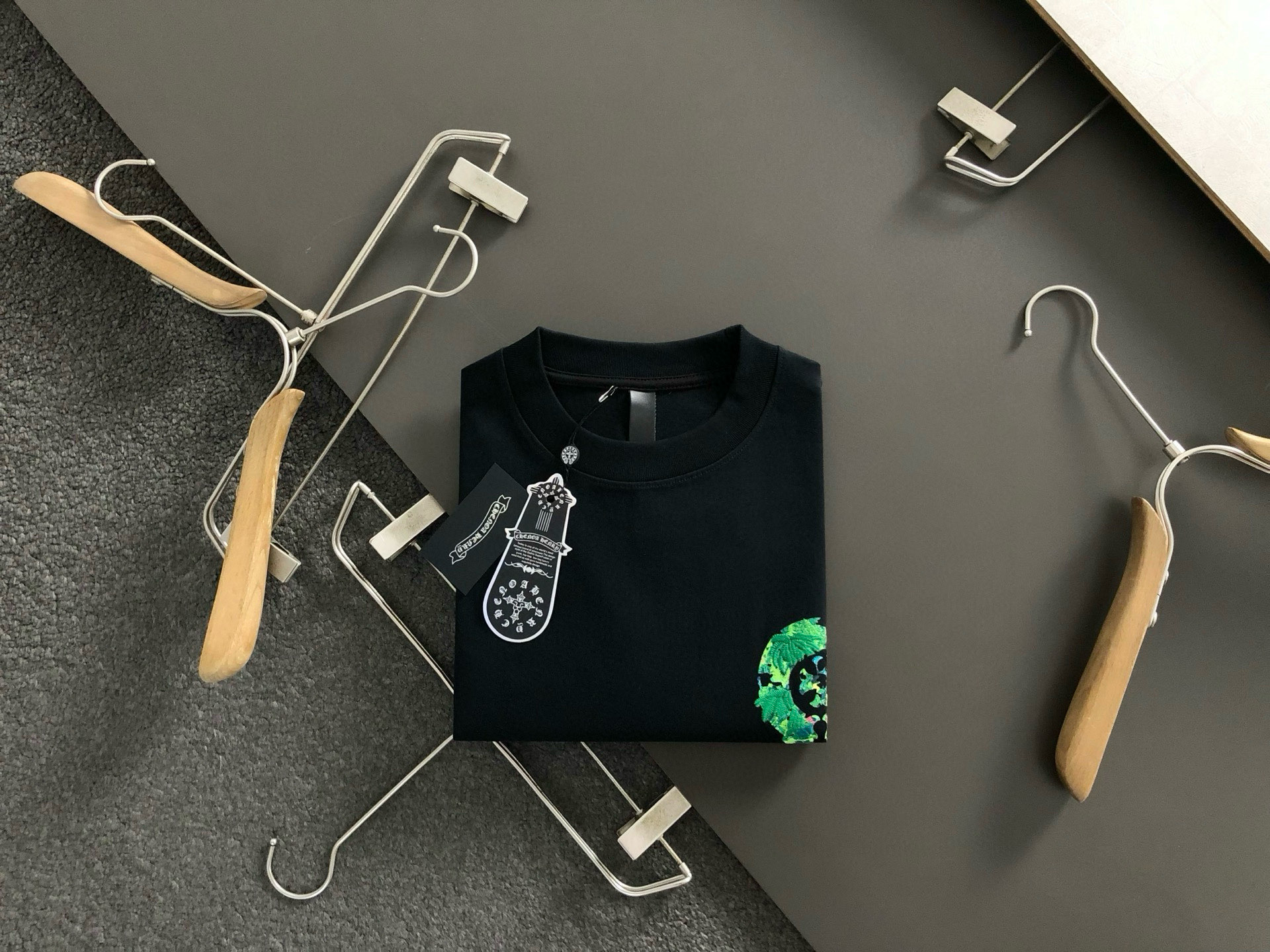 Ch*宽松版型S-Xl25秋冬320克重磅顶森林系重工工艺潮牌短袖，精致工艺专柜面料，顶级元素融合打造，