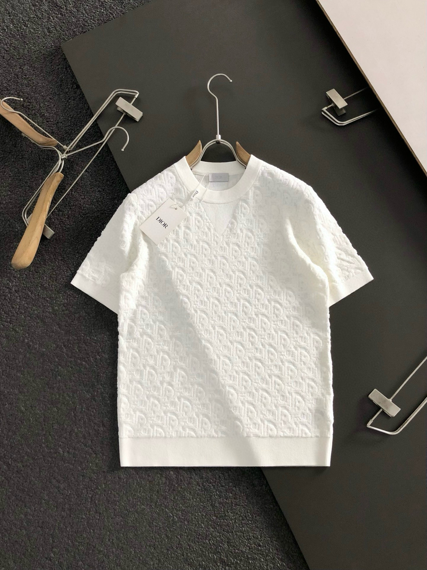 Dir*合身版型M-XXXL2025秋冬立体浮雕满副提花排列款羊毛短袖，精致工艺专柜面料，顶级元素融合打