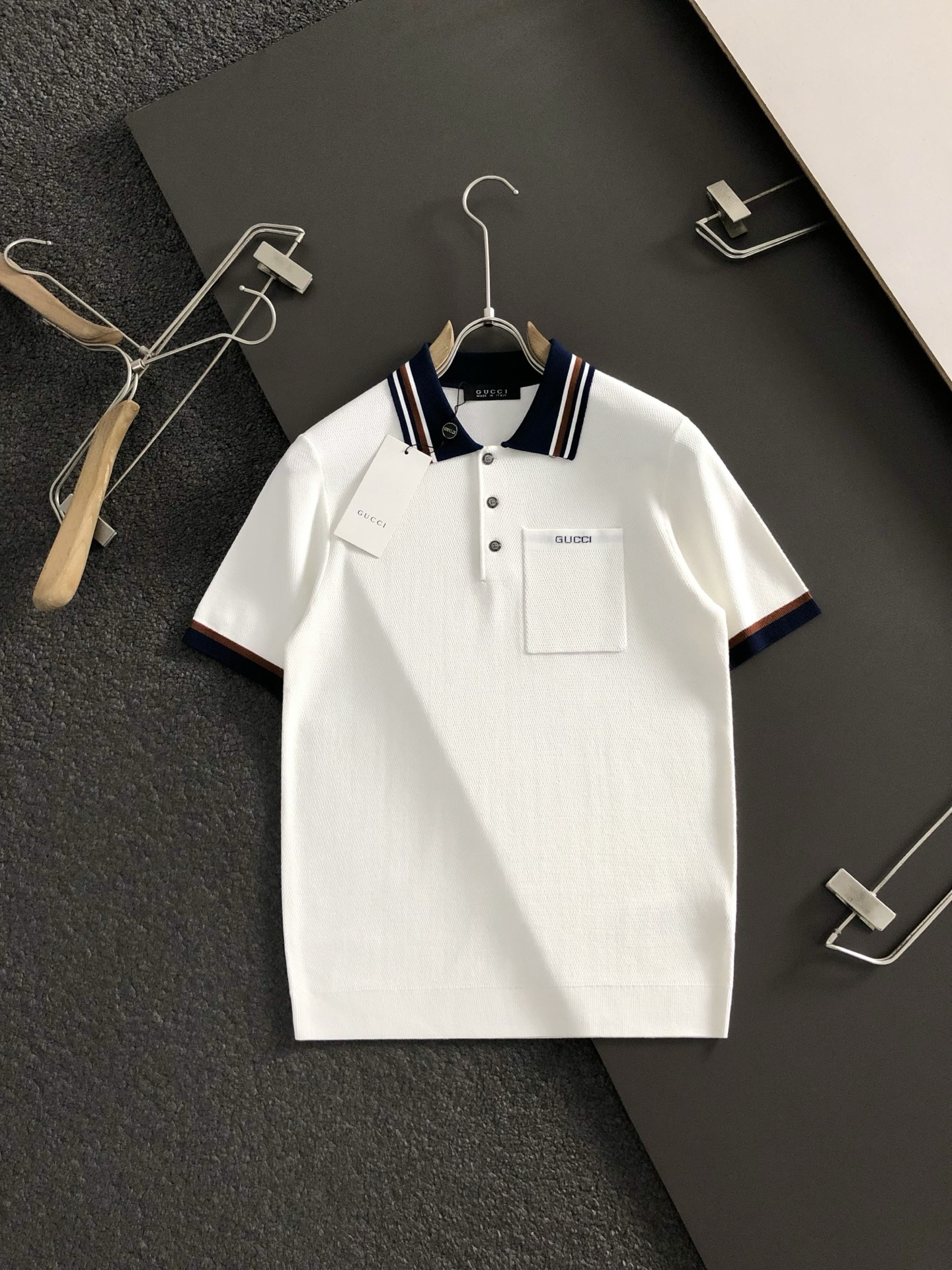 Gucc*合身版型M-XXXL2025秋冬领口提花口袋款刺绣字母翻领羊毛短袖，精致工艺专柜面料，顶级元素