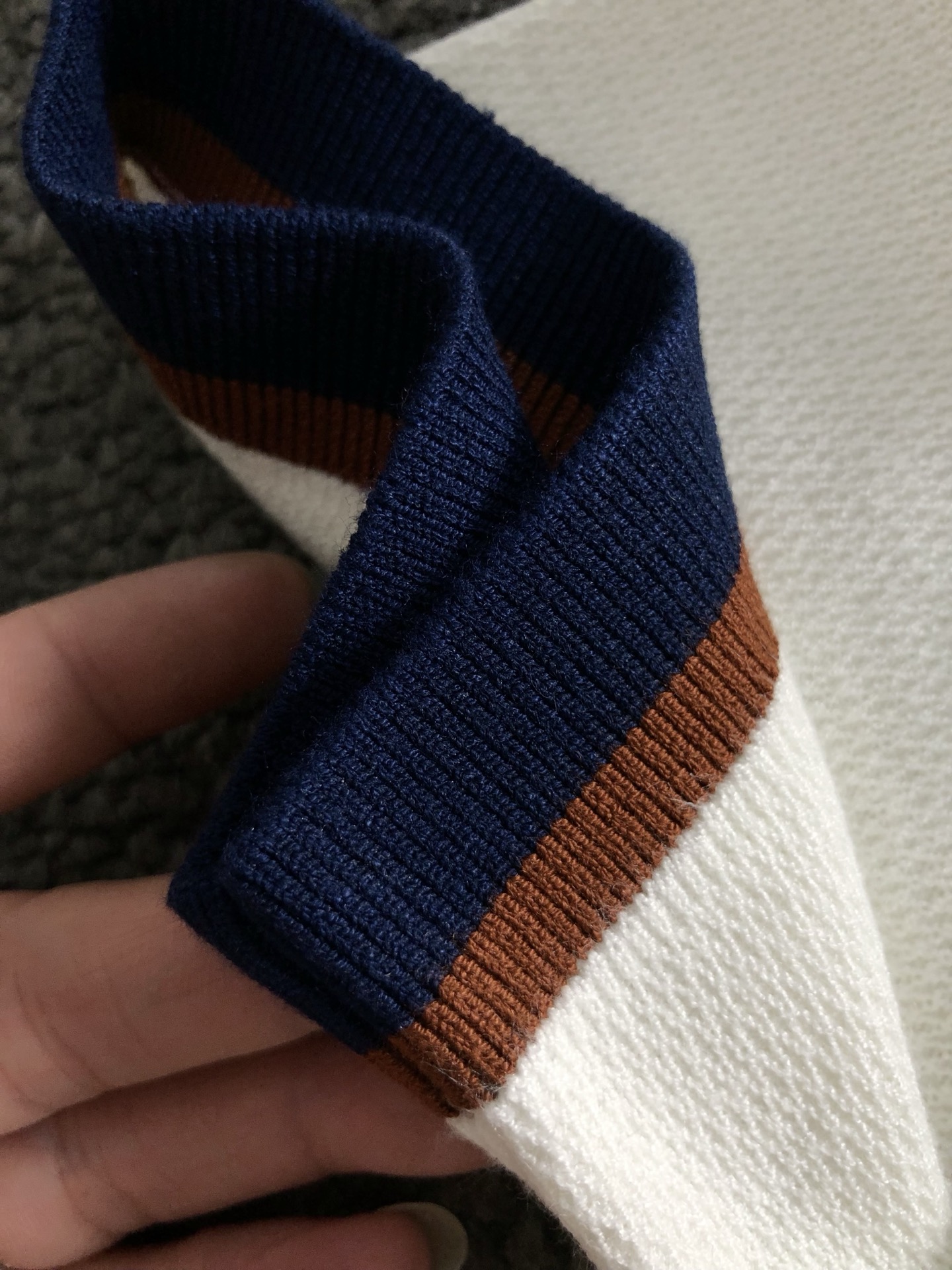 Gucc*合身版型M-XXXL2025秋冬领口提花口袋款刺绣字母翻领羊毛短袖，精致工艺专柜面料，顶级元素