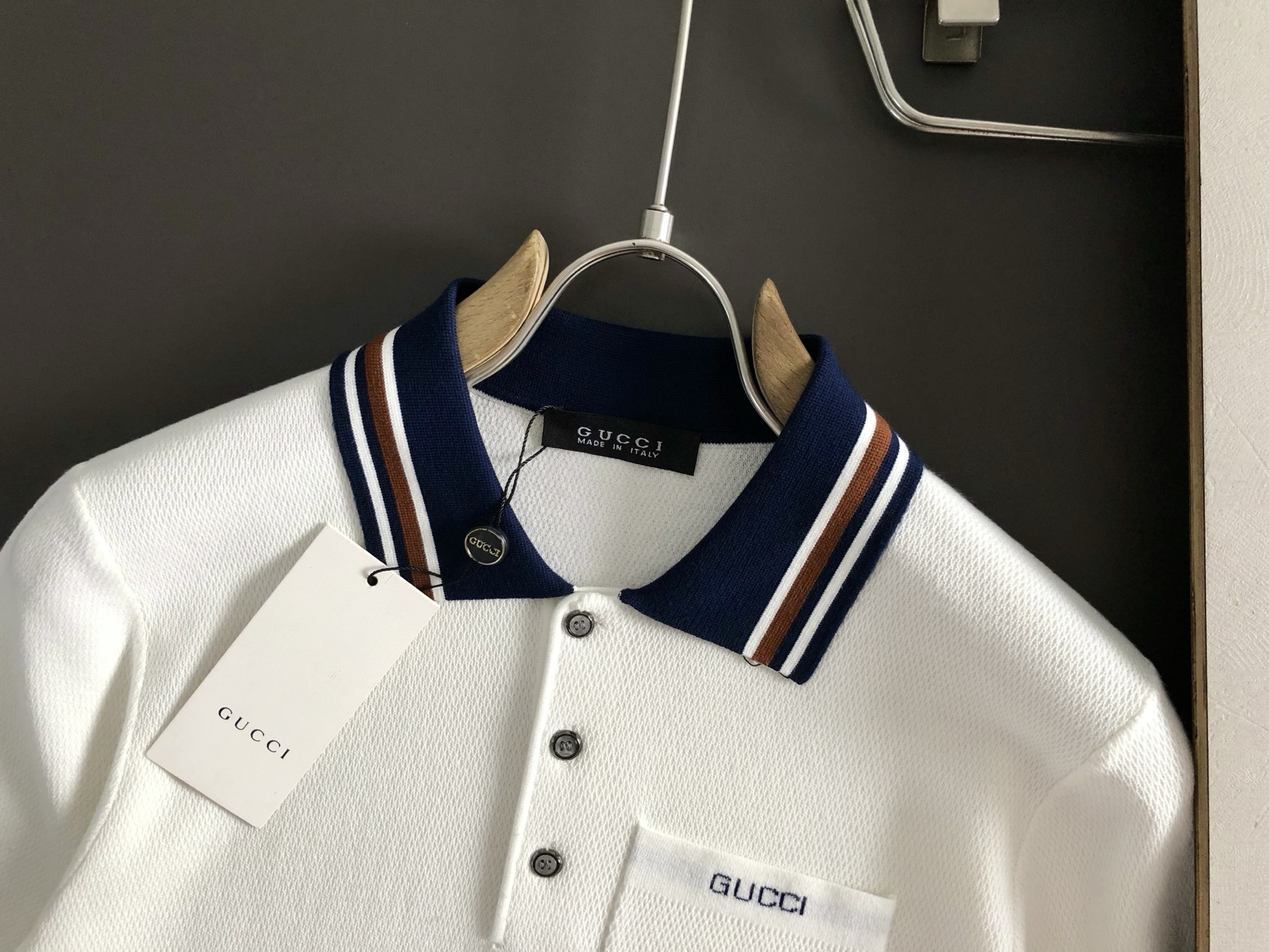 Gucc*合身版型M-XXXL2025秋冬领口提花口袋款刺绣字母翻领羊毛短袖，精致工艺专柜面料，顶级元素