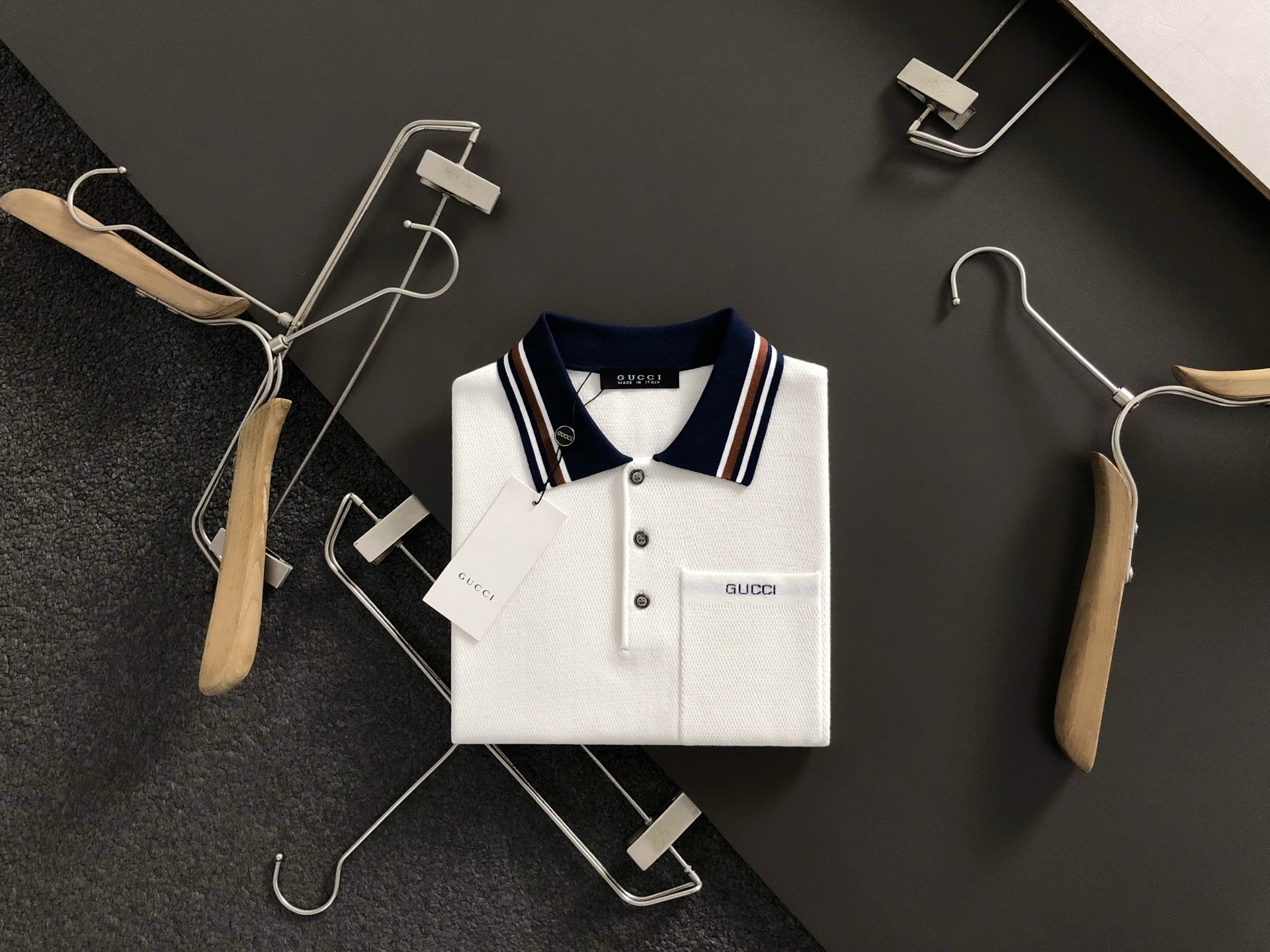 Gucc*合身版型M-XXXL2025秋冬领口提花口袋款刺绣字母翻领羊毛短袖，精致工艺专柜面料，顶级元素