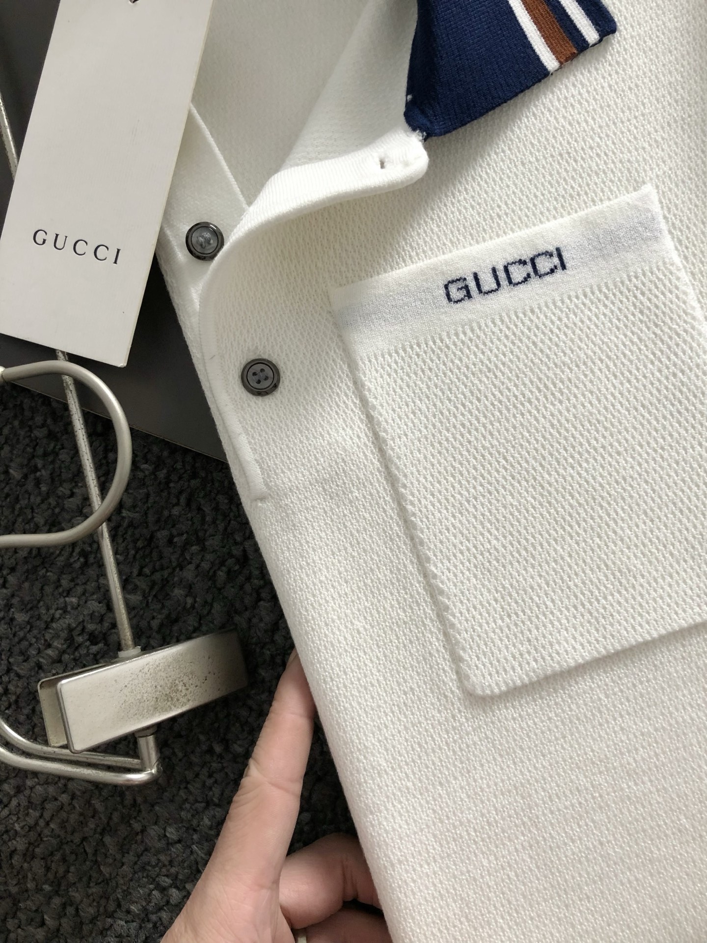 Gucc*合身版型M-XXXL2025秋冬领口提花口袋款刺绣字母翻领羊毛短袖，精致工艺专柜面料，顶级元素