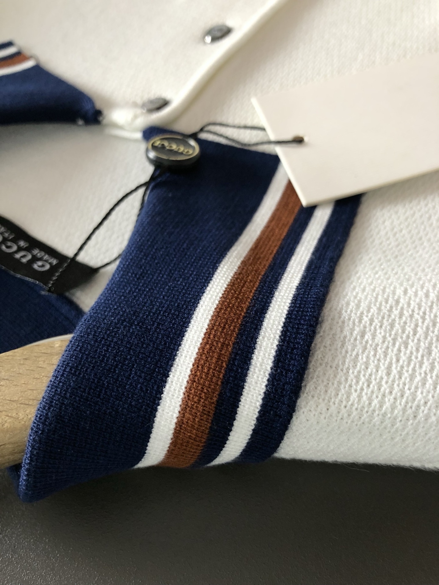 Gucc*合身版型M-XXXL2025秋冬领口提花口袋款刺绣字母翻领羊毛短袖，精致工艺专柜面料，顶级元素