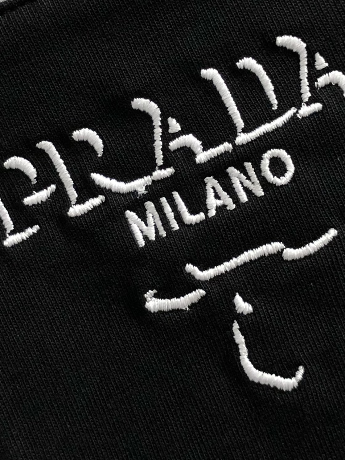 PRAD*合身版型S-Xl25秋冬黑白线条字母刺绣潮牌短袖，精致工艺专柜面料，顶级元素融合打造，3标齐全