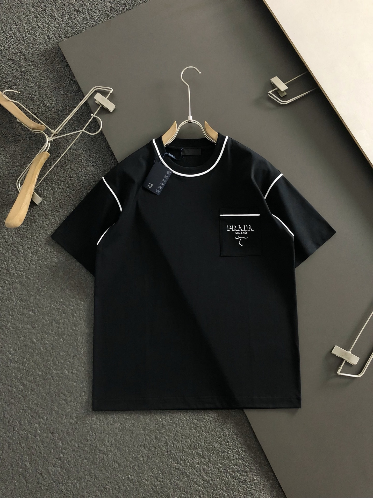 PRAD*合身版型S-Xl25秋冬黑白线条字母刺绣潮牌短袖，精致工艺专柜面料，顶级元素融合打造，3标齐全