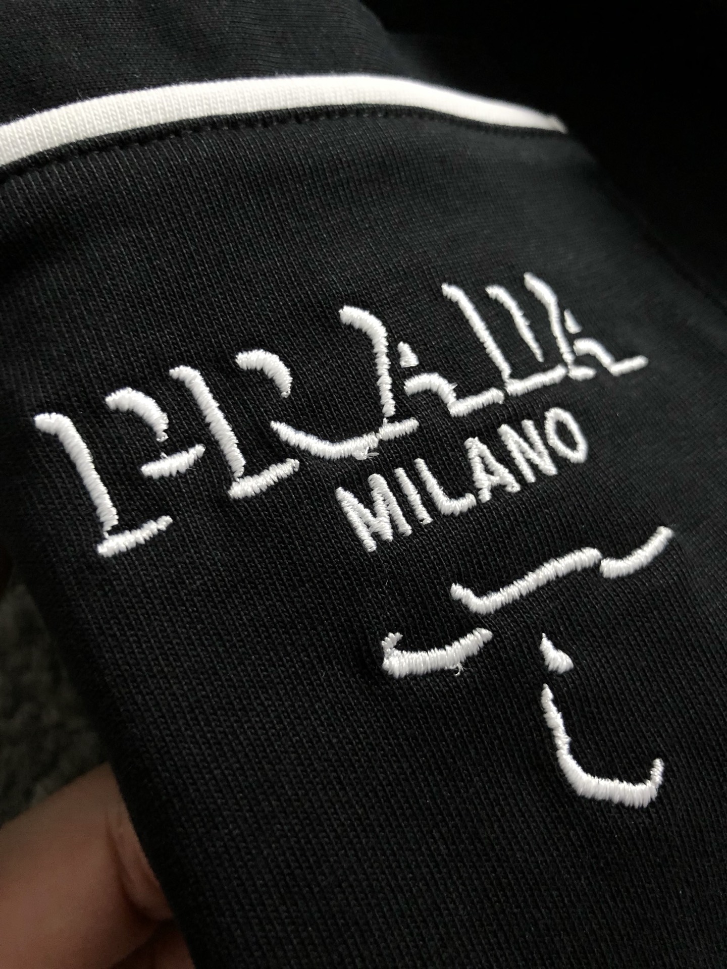 PRAD*合身版型S-Xl25秋冬黑白线条字母刺绣潮牌短袖，精致工艺专柜面料，顶级元素融合打造，3标齐全