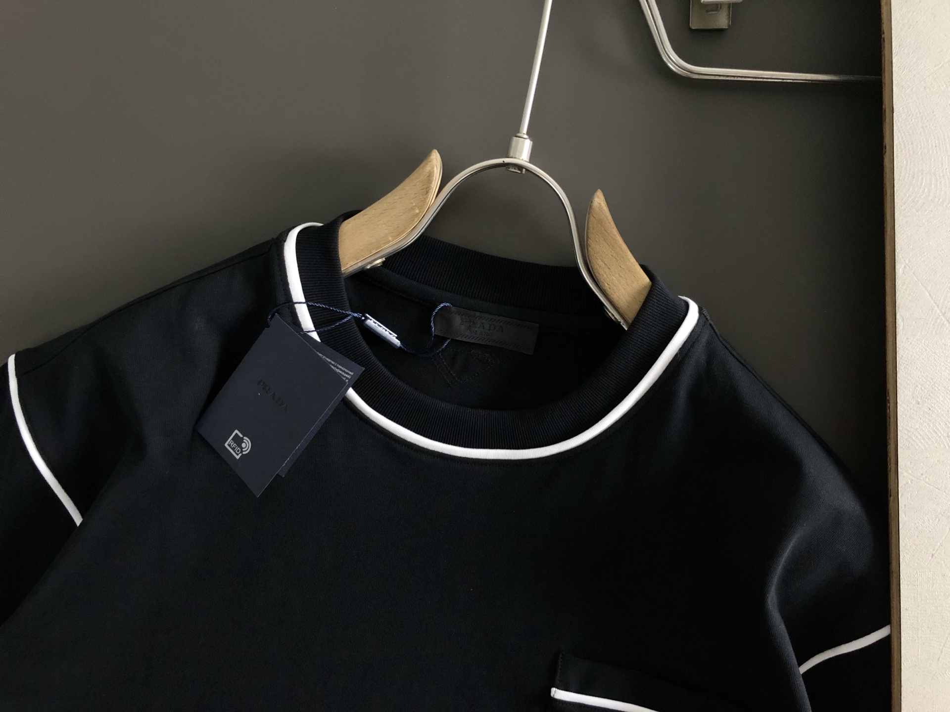 PRAD*合身版型S-Xl25秋冬黑白线条字母刺绣潮牌短袖，精致工艺专柜面料，顶级元素融合打造，3标齐全