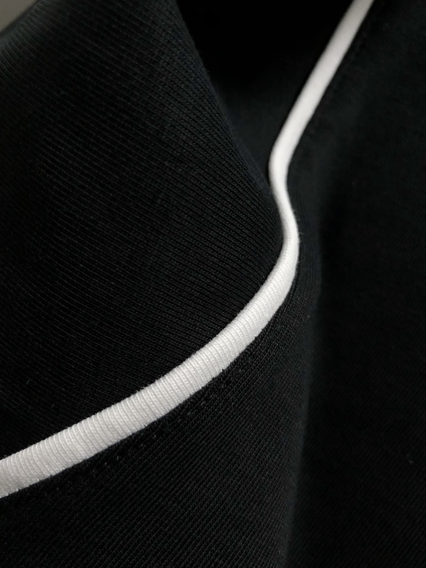 PRAD*合身版型S-Xl25秋冬黑白线条字母刺绣潮牌短袖，精致工艺专柜面料，顶级元素融合打造，3标齐全