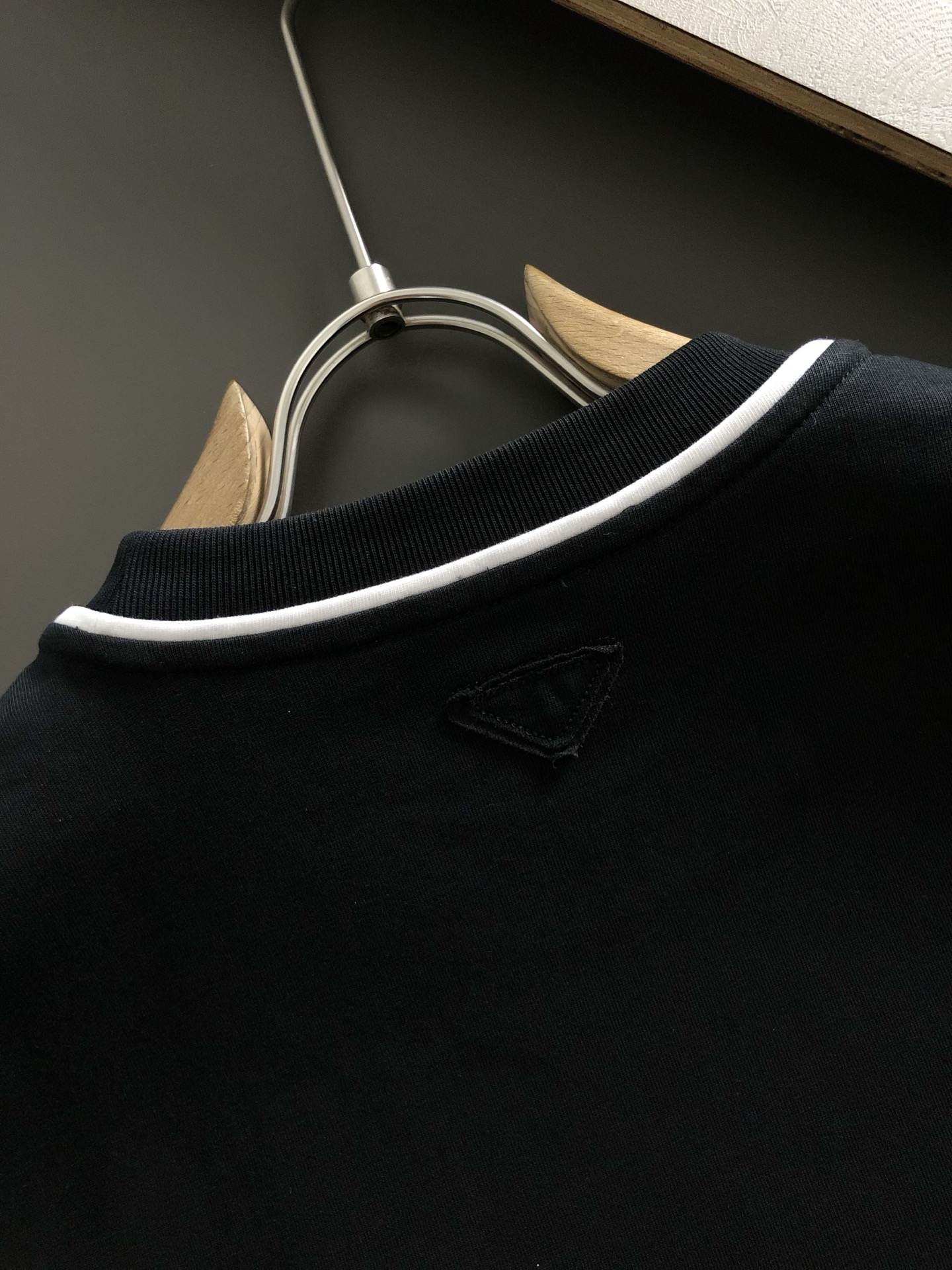 PRAD*合身版型S-Xl25秋冬黑白线条字母刺绣潮牌短袖，精致工艺专柜面料，顶级元素融合打造，3标齐全