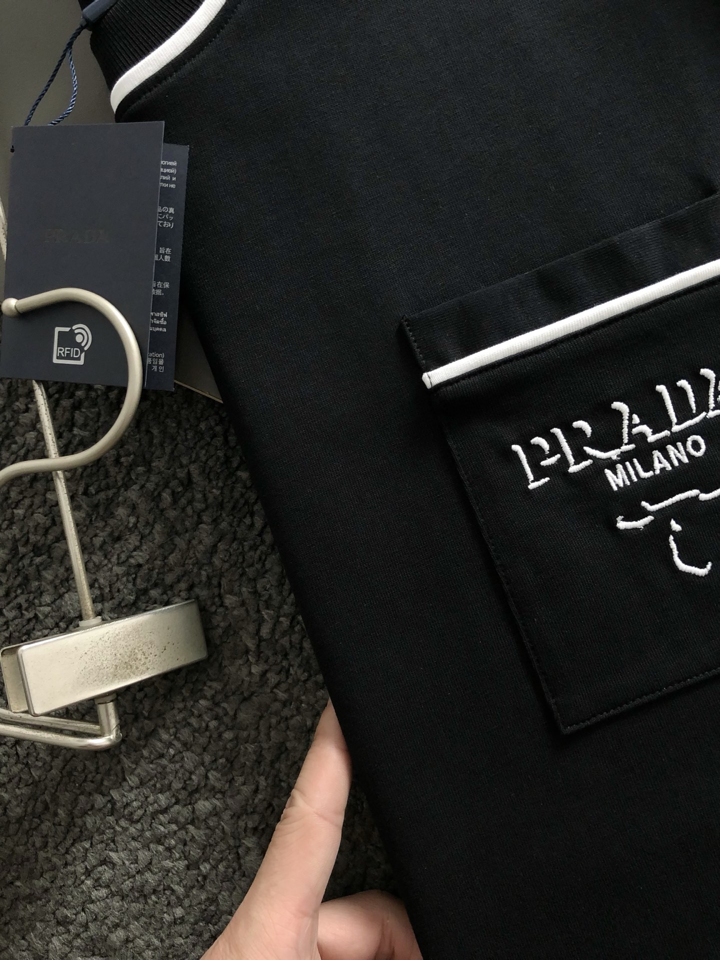 PRAD*合身版型S-Xl25秋冬黑白线条字母刺绣潮牌短袖，精致工艺专柜面料，顶级元素融合打造，3标齐全