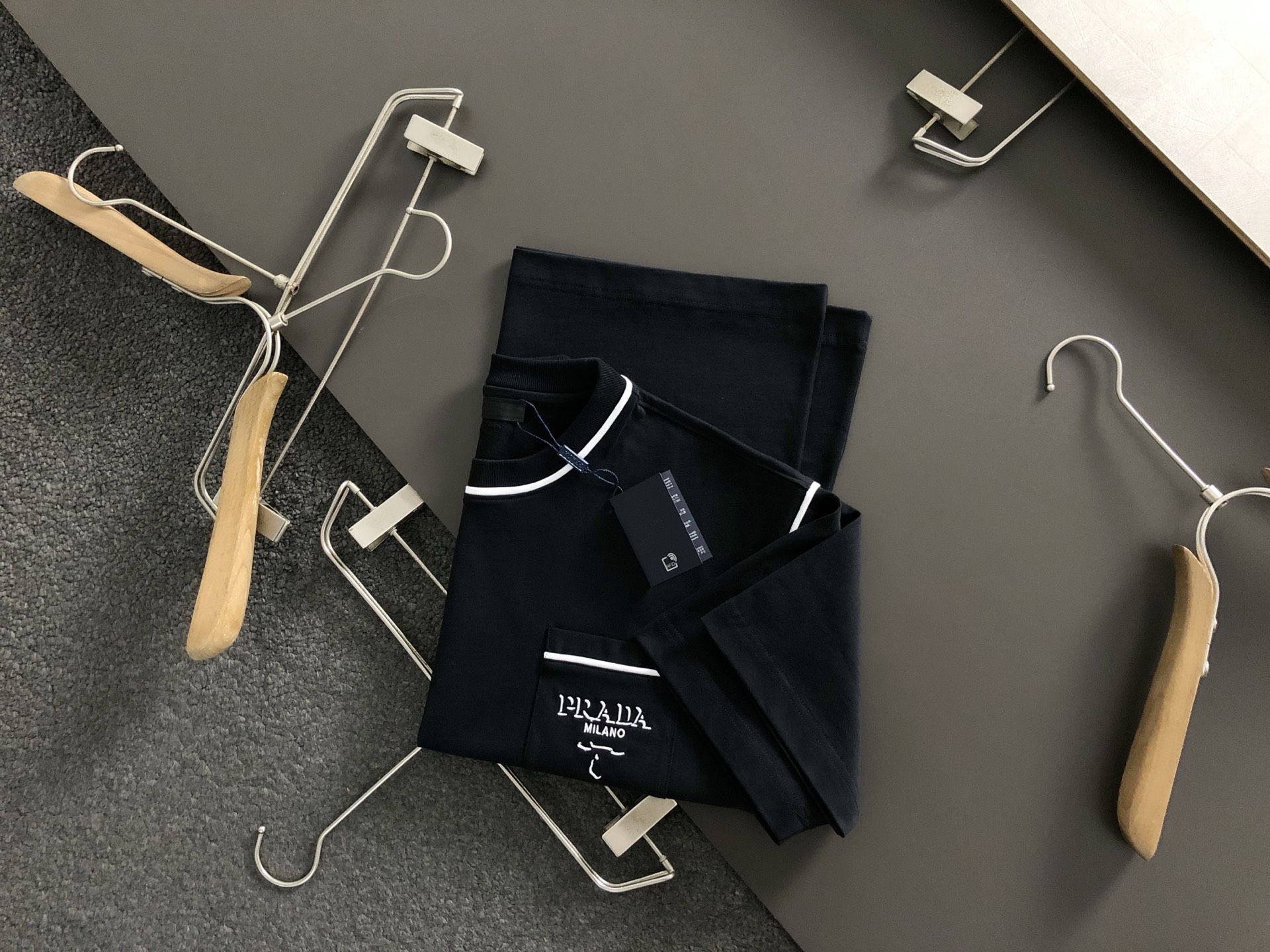 PRAD*合身版型S-Xl25秋冬黑白线条字母刺绣潮牌短袖，精致工艺专柜面料，顶级元素融合打造，3标齐全