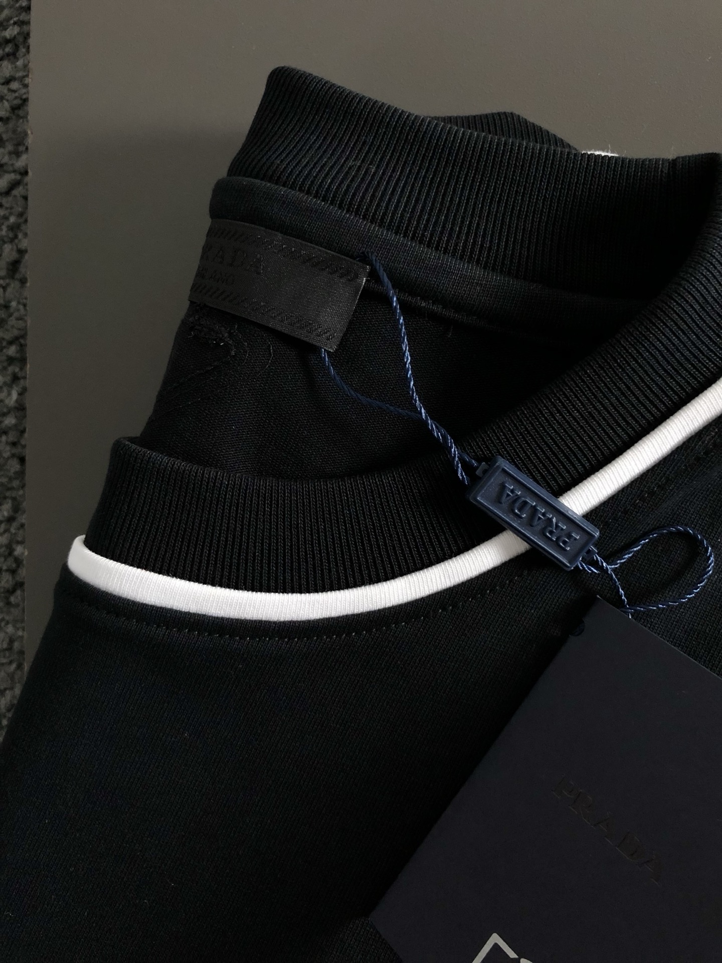 PRAD*合身版型S-Xl25秋冬黑白线条字母刺绣潮牌短袖，精致工艺专柜面料，顶级元素融合打造，3标齐全