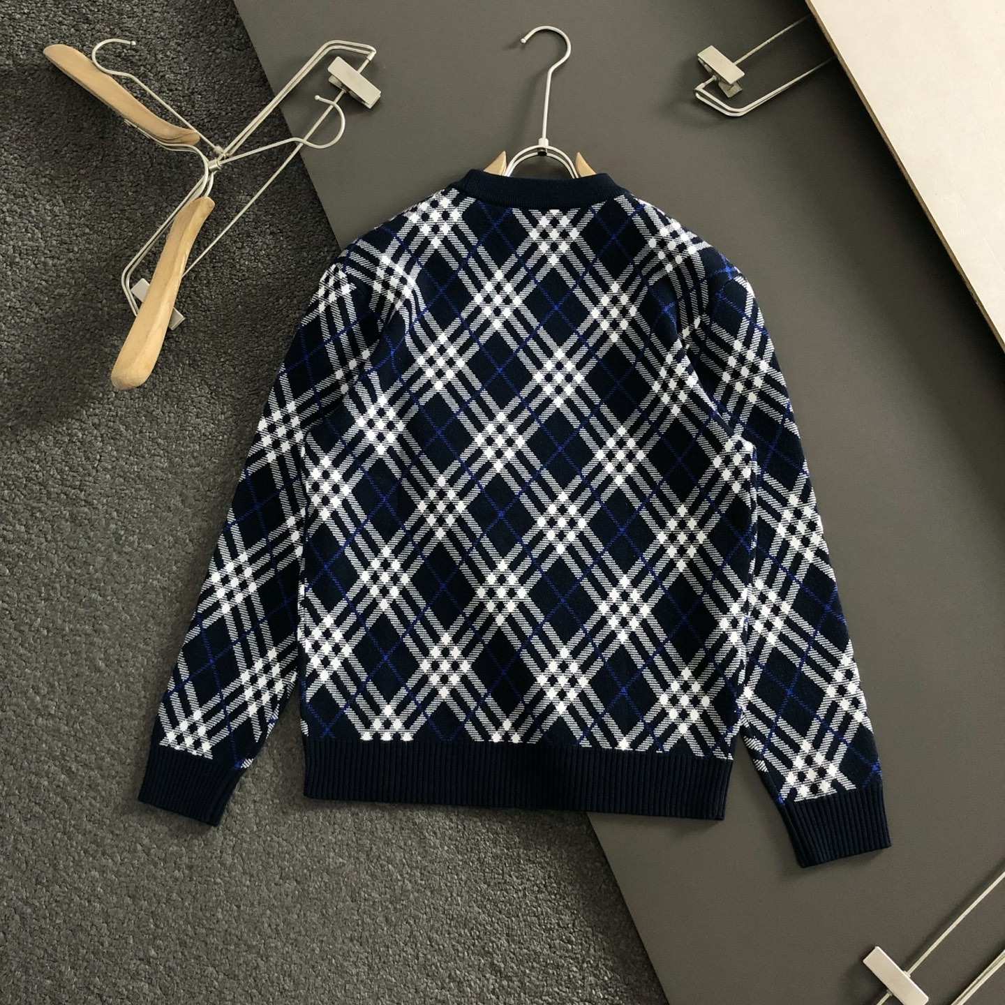 BBR*合身版型M-XXXL2025秋冬新款格纹圆领针织衫，精致工艺专柜面料，顶级元素融合打造，3标齐全