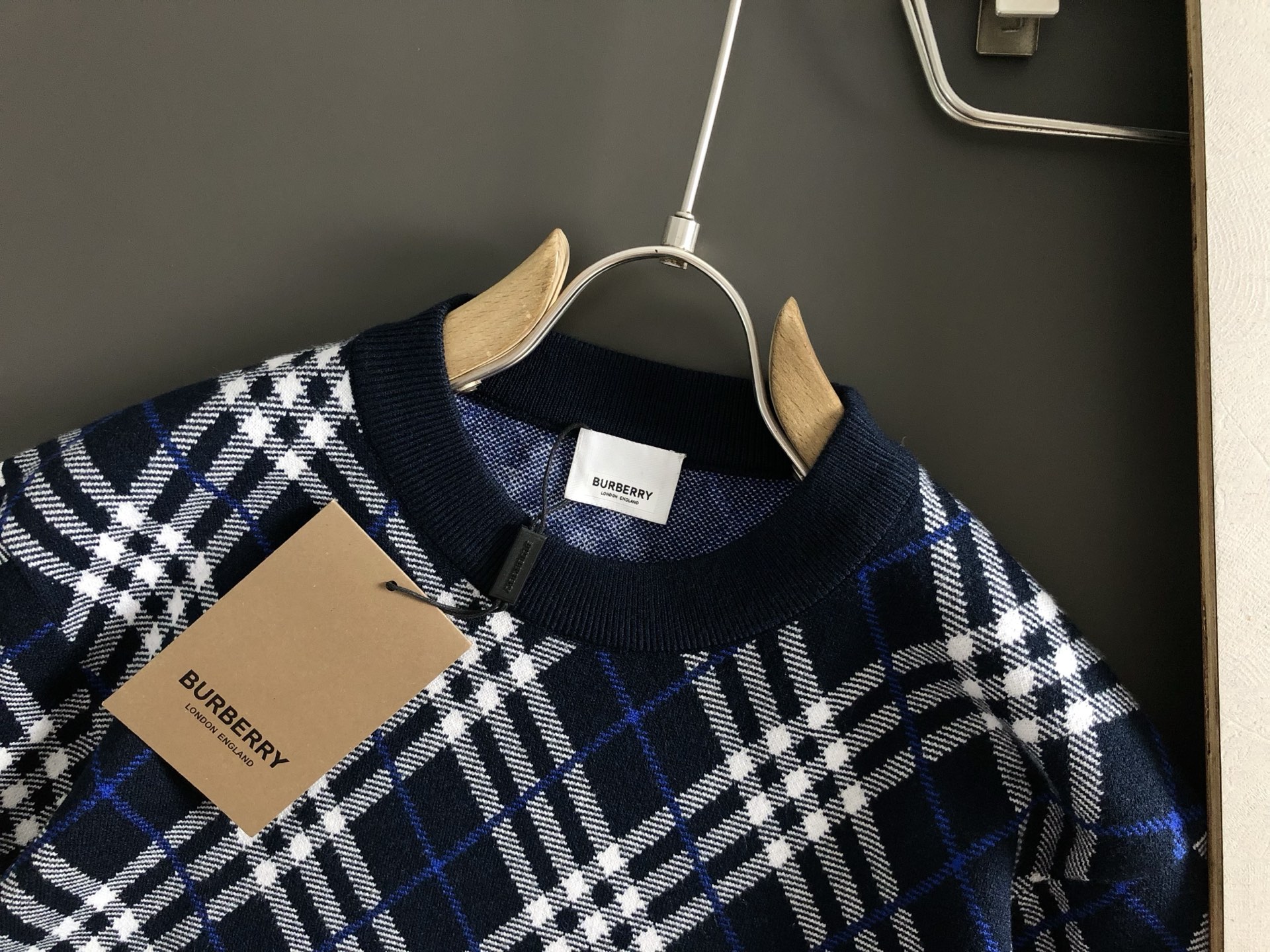 BBR*合身版型M-XXXL2025秋冬新款格纹圆领针织衫，精致工艺专柜面料，顶级元素融合打造，3标齐全