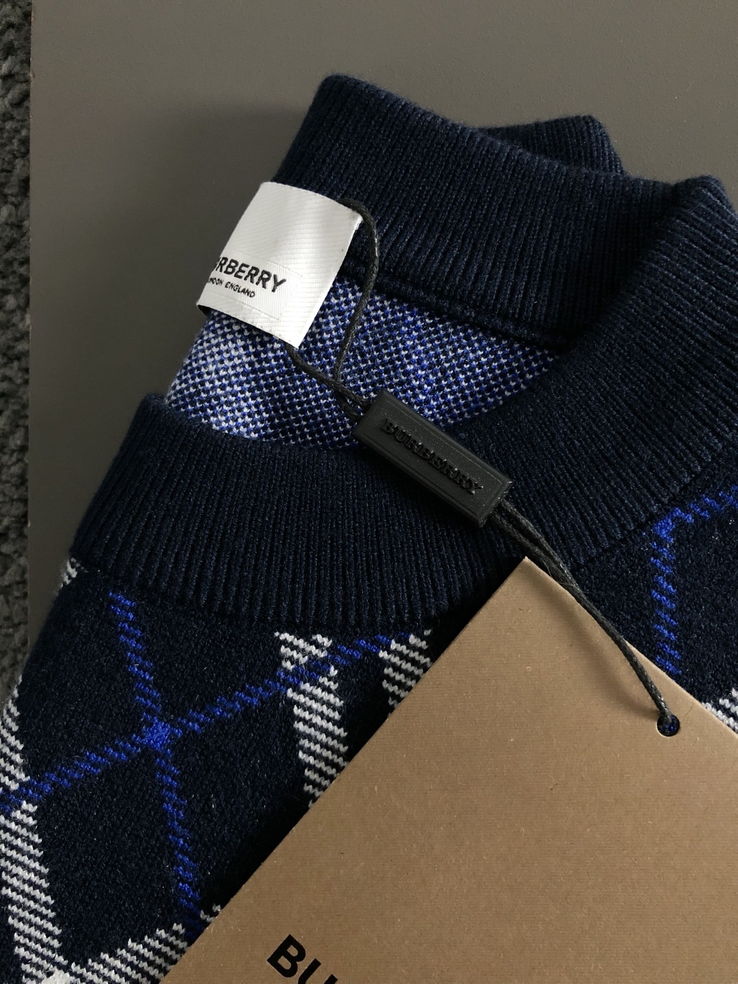 BBR*合身版型M-XXXL2025秋冬新款格纹圆领针织衫，精致工艺专柜面料，顶级元素融合打造，3标齐全