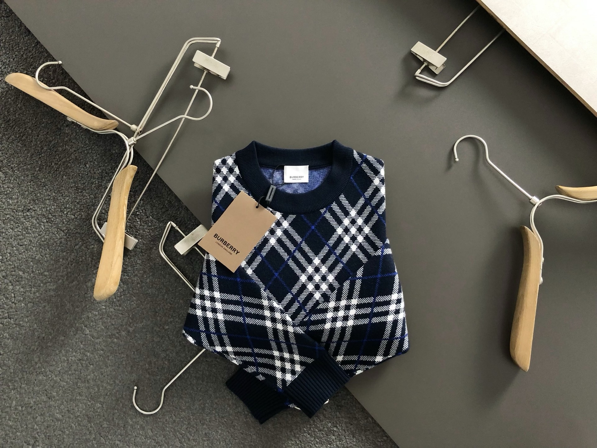 BBR*合身版型M-XXXL2025秋冬新款格纹圆领针织衫，精致工艺专柜面料，顶级元素融合打造，3标齐全