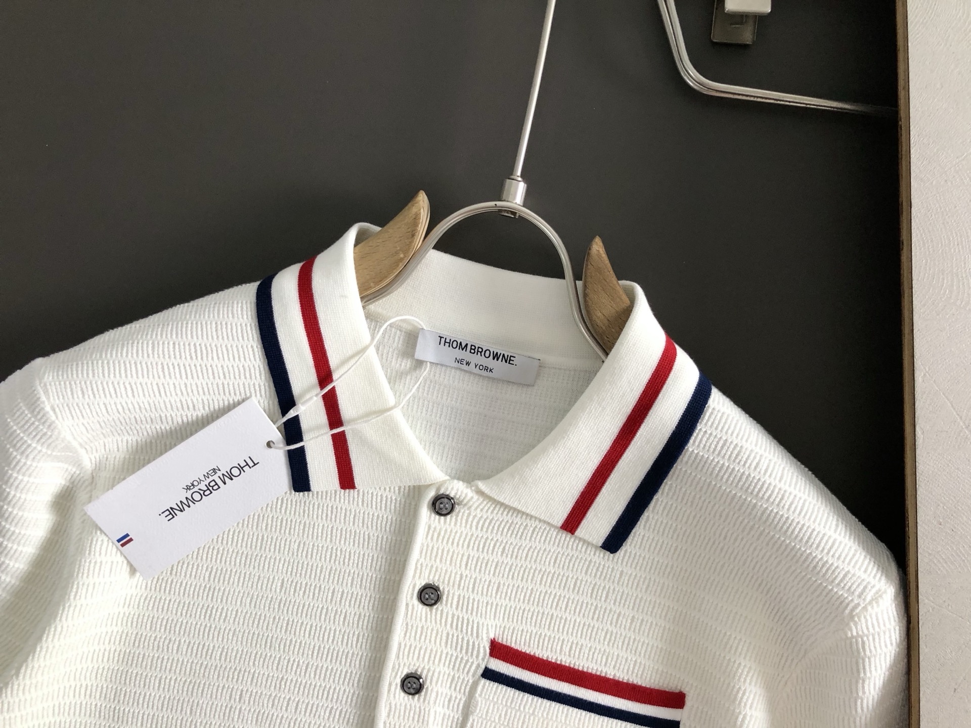 Gucc*合身版型M-XXXL2025秋冬红蓝提花口袋款刺绣字母翻领羊毛短袖，精致工艺专柜面料，顶级元素