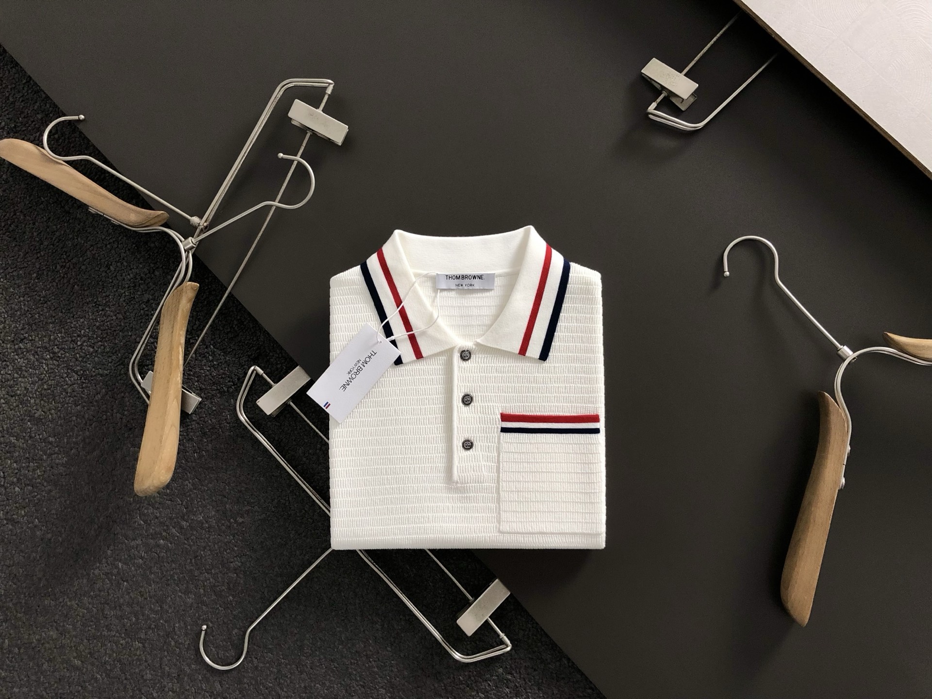 Gucc*合身版型M-XXXL2025秋冬红蓝提花口袋款刺绣字母翻领羊毛短袖，精致工艺专柜面料，顶级元素