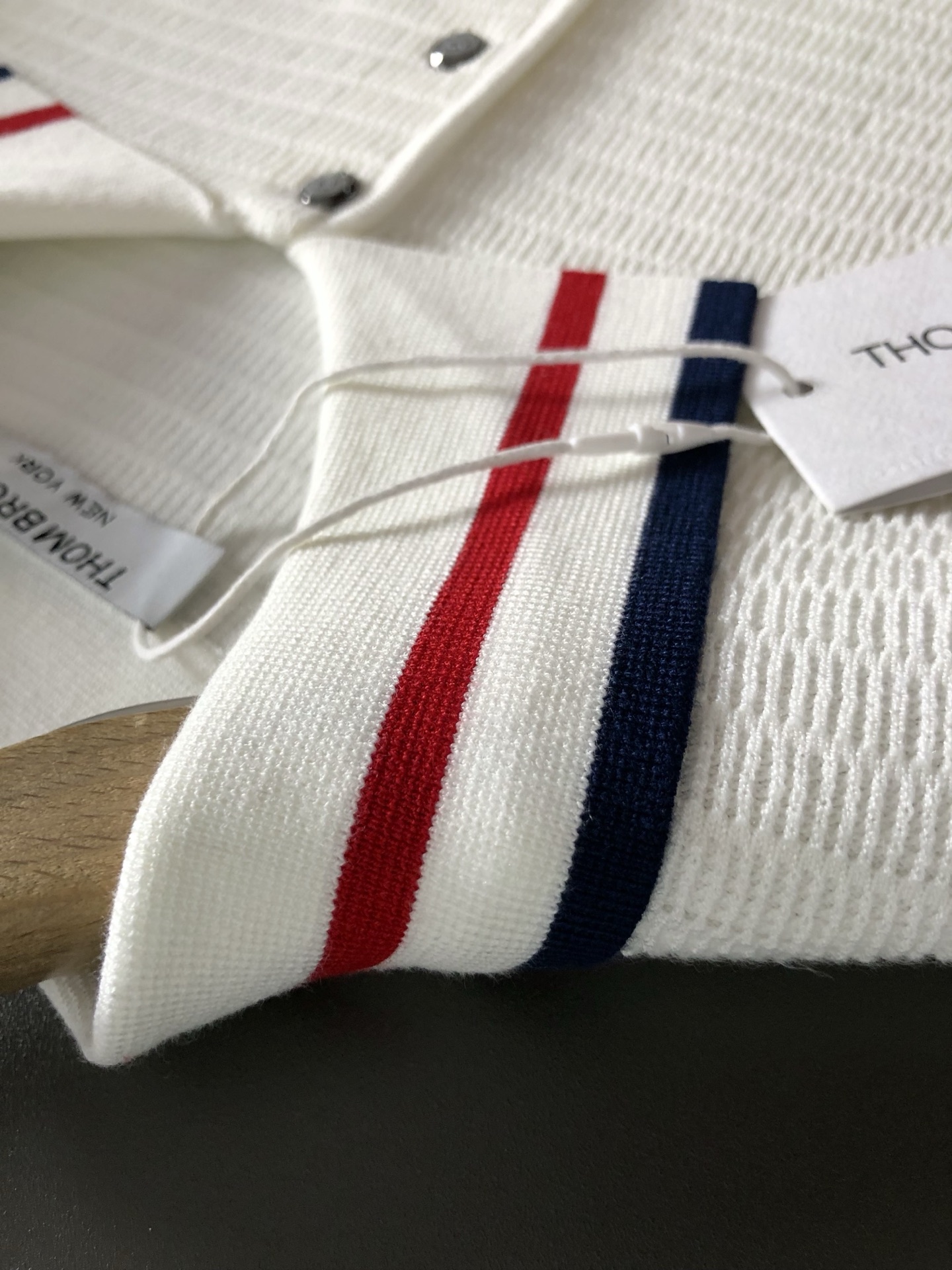 Gucc*合身版型M-XXXL2025秋冬红蓝提花口袋款刺绣字母翻领羊毛短袖，精致工艺专柜面料，顶级元素