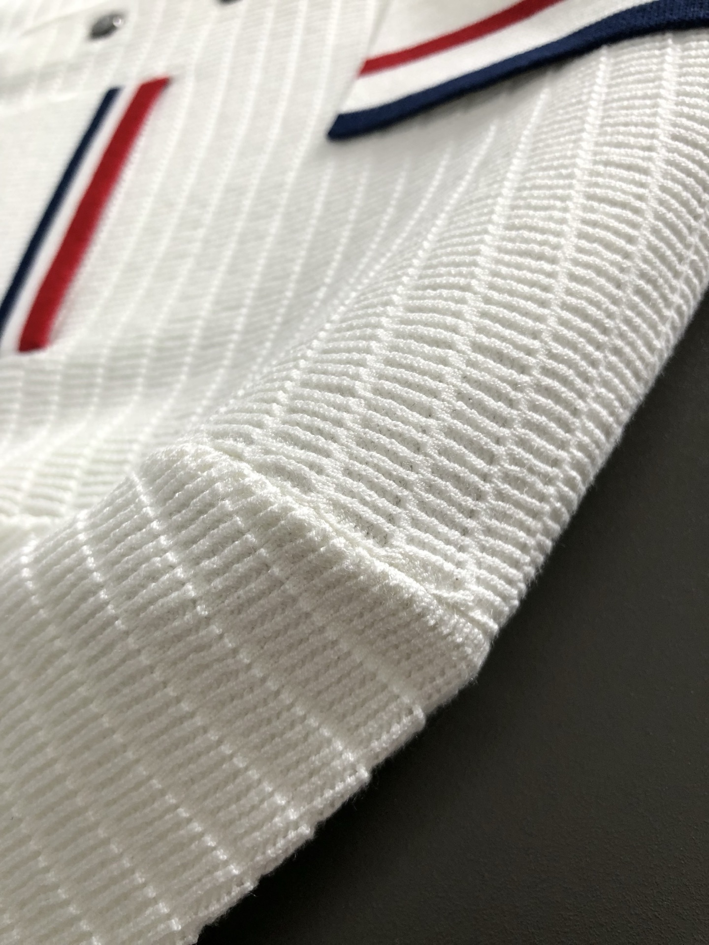 Gucc*合身版型M-XXXL2025秋冬红蓝提花口袋款刺绣字母翻领羊毛短袖，精致工艺专柜面料，顶级元素