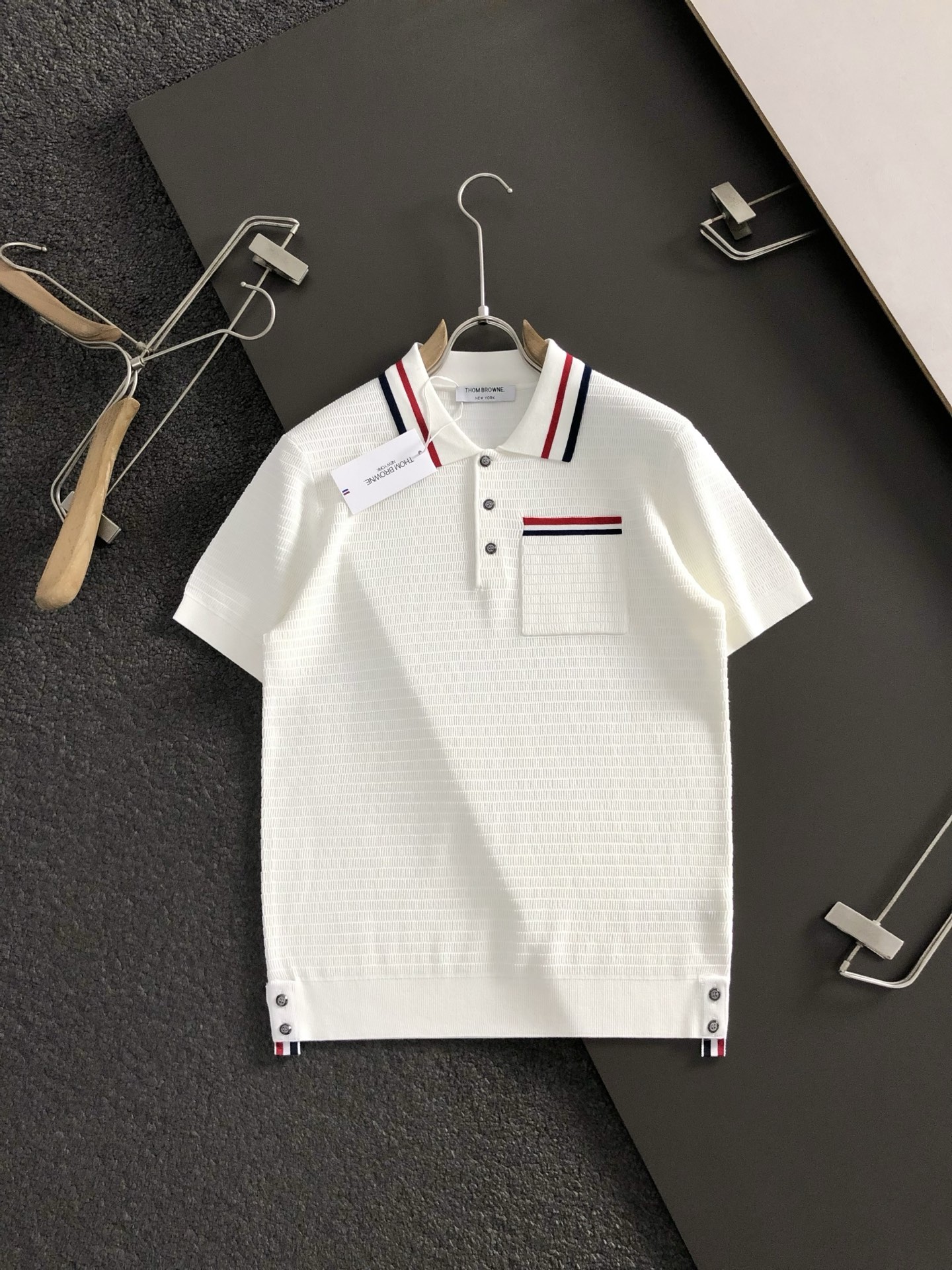 Gucc*合身版型M-XXXL2025秋冬红蓝提花口袋款刺绣字母翻领羊毛短袖，精致工艺专柜面料，顶级元素