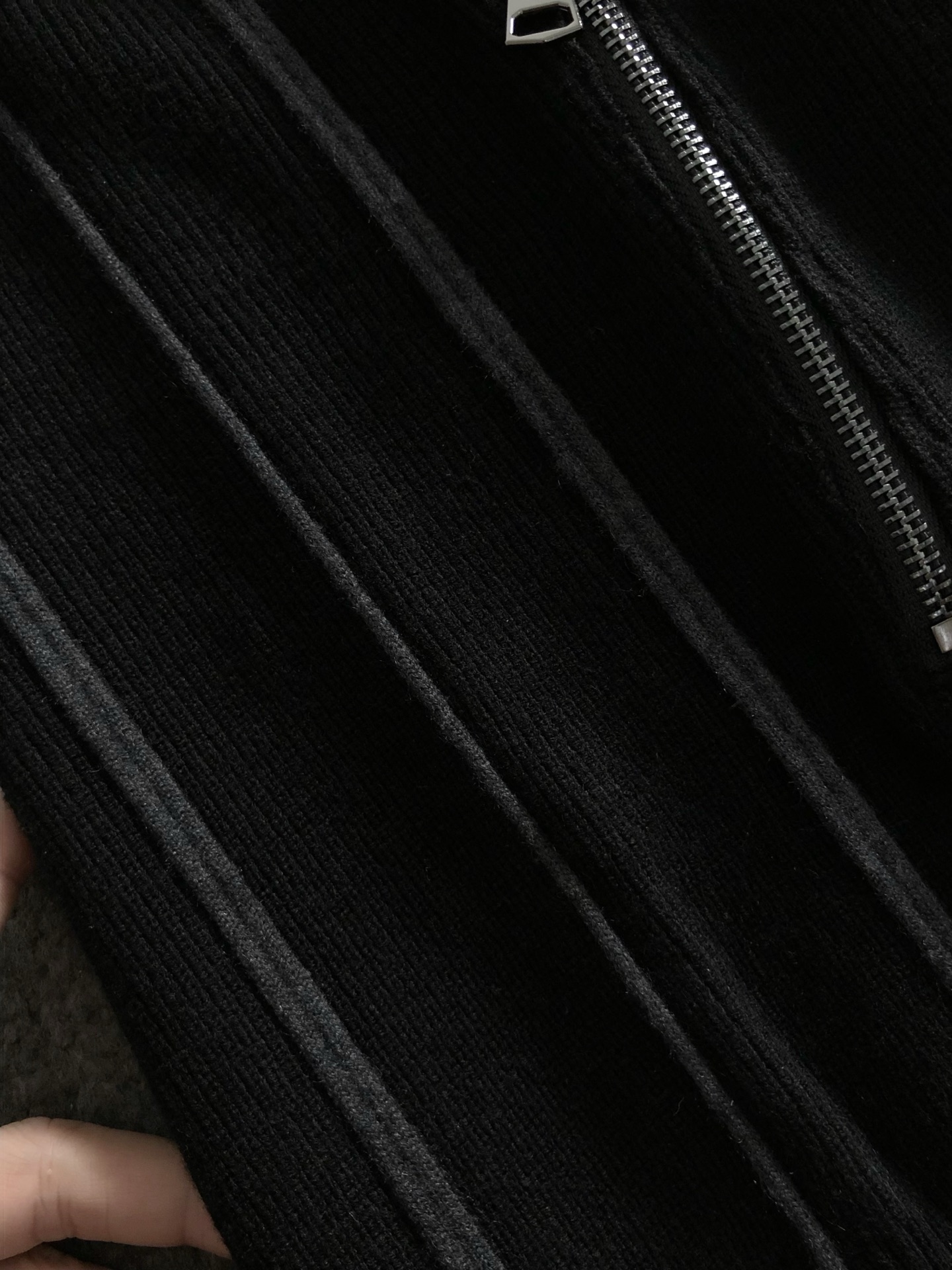 PRAD*合身版型M-XXXL25秋冬最顶级三角标针织拼接连帽马甲，顶级工艺针织面料融合金属五金辅料拉链