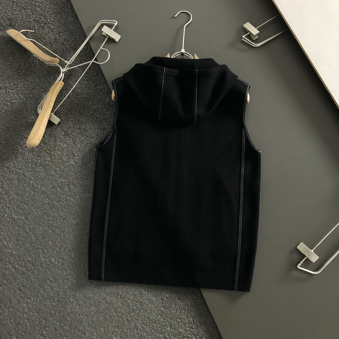 PRAD*合身版型M-XXXL25秋冬最顶级三角标针织拼接连帽马甲，顶级工艺针织面料融合金属五金辅料拉链