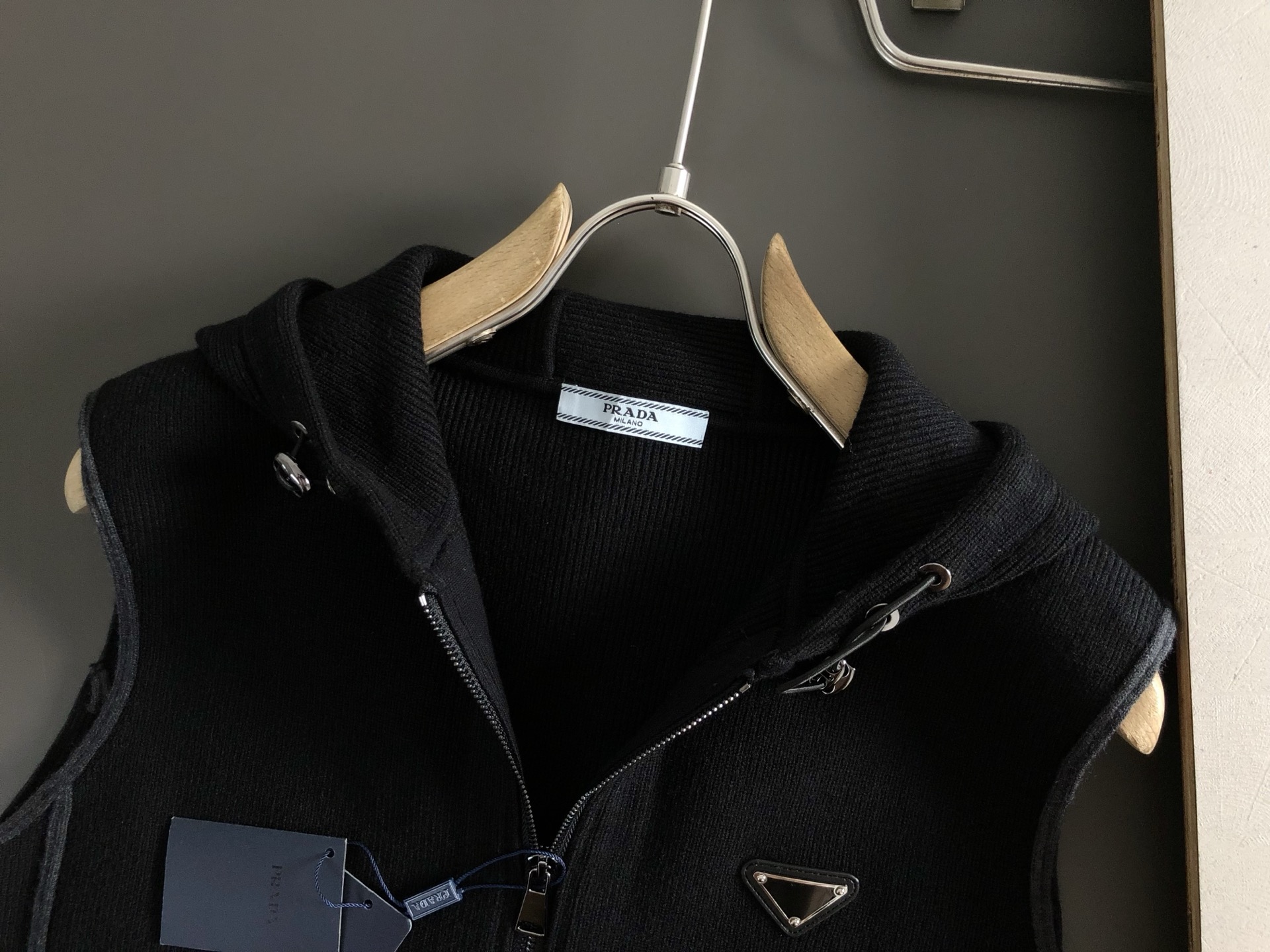 PRAD*合身版型M-XXXL25秋冬最顶级三角标针织拼接连帽马甲，顶级工艺针织面料融合金属五金辅料拉链