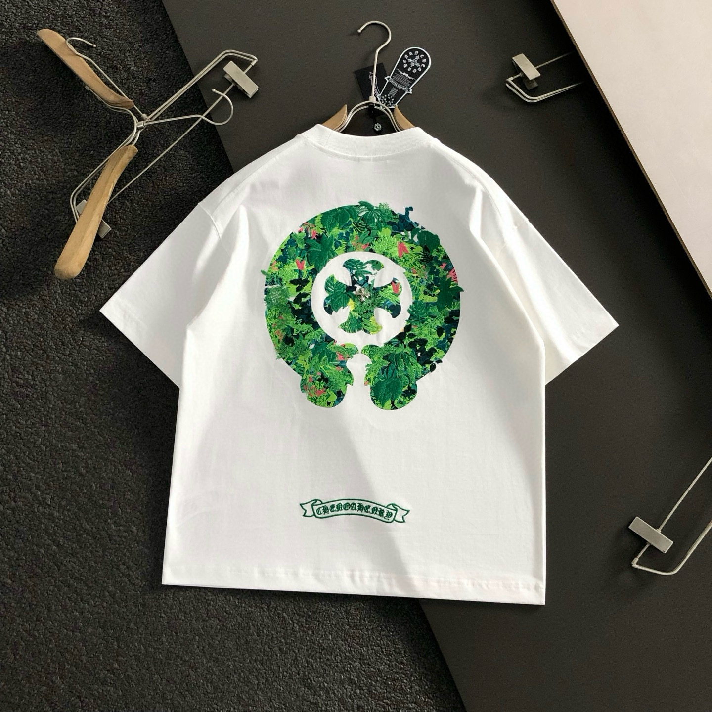 Ch*宽松版型S-Xl25秋冬320克重磅顶森林系重工工艺潮牌短袖，精致工艺专柜面料，顶级元素融合打造，