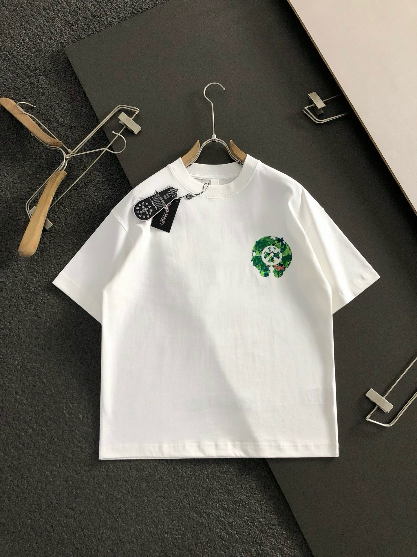 Ch*宽松版型S-Xl25秋冬320克重磅顶森林系重工工艺潮牌短袖，精致工艺专柜面料，顶级元素融合打造，