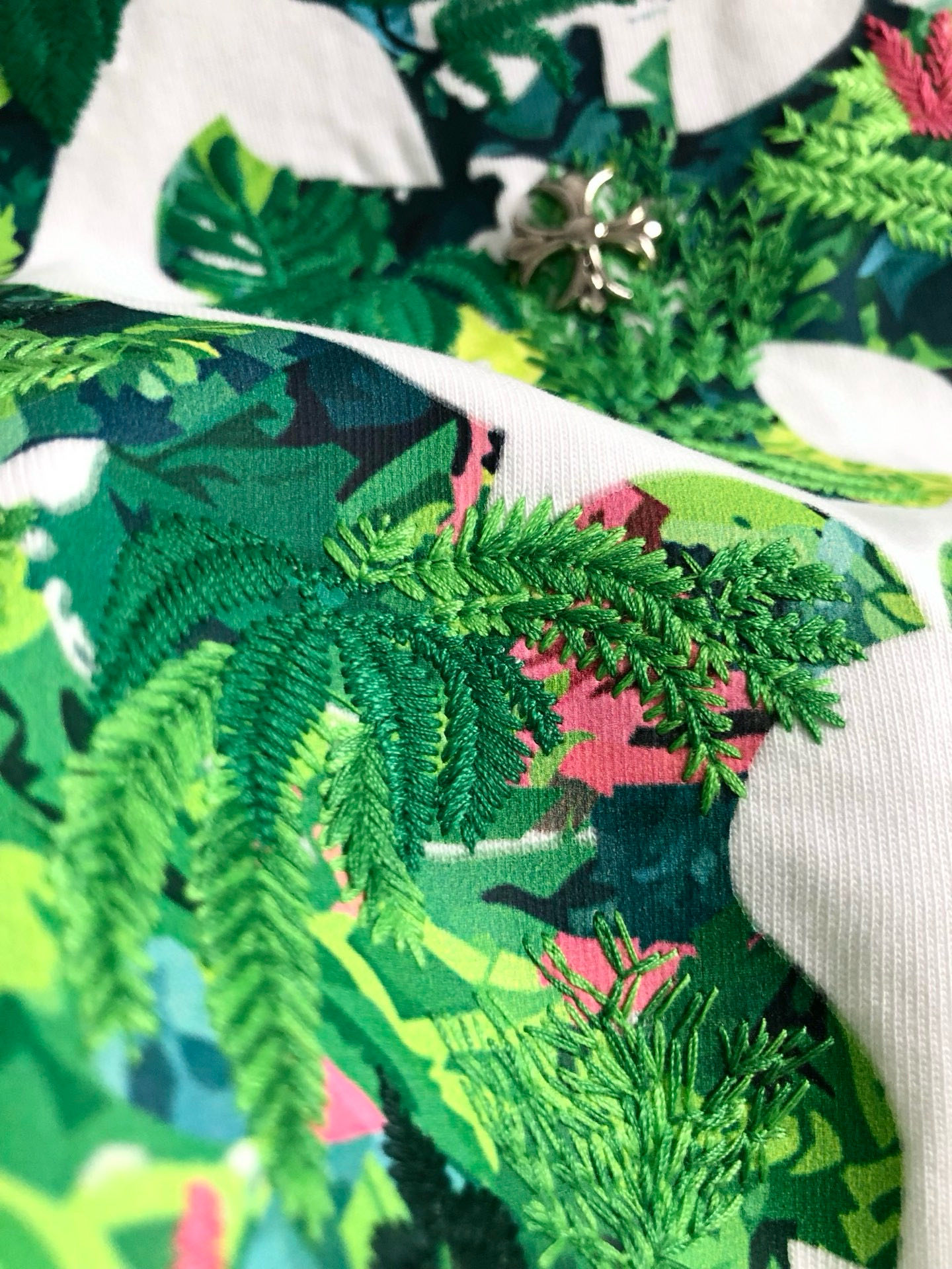 Ch*宽松版型S-Xl25秋冬320克重磅顶森林系重工工艺潮牌短袖，精致工艺专柜面料，顶级元素融合打造，