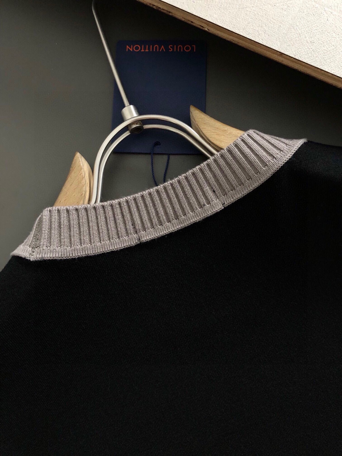 L牌*合身版型M-XXXL2025秋冬新款红色字母提花螺纹拼接羊毛圆领短袖，精致工艺专柜面料，顶级元素融