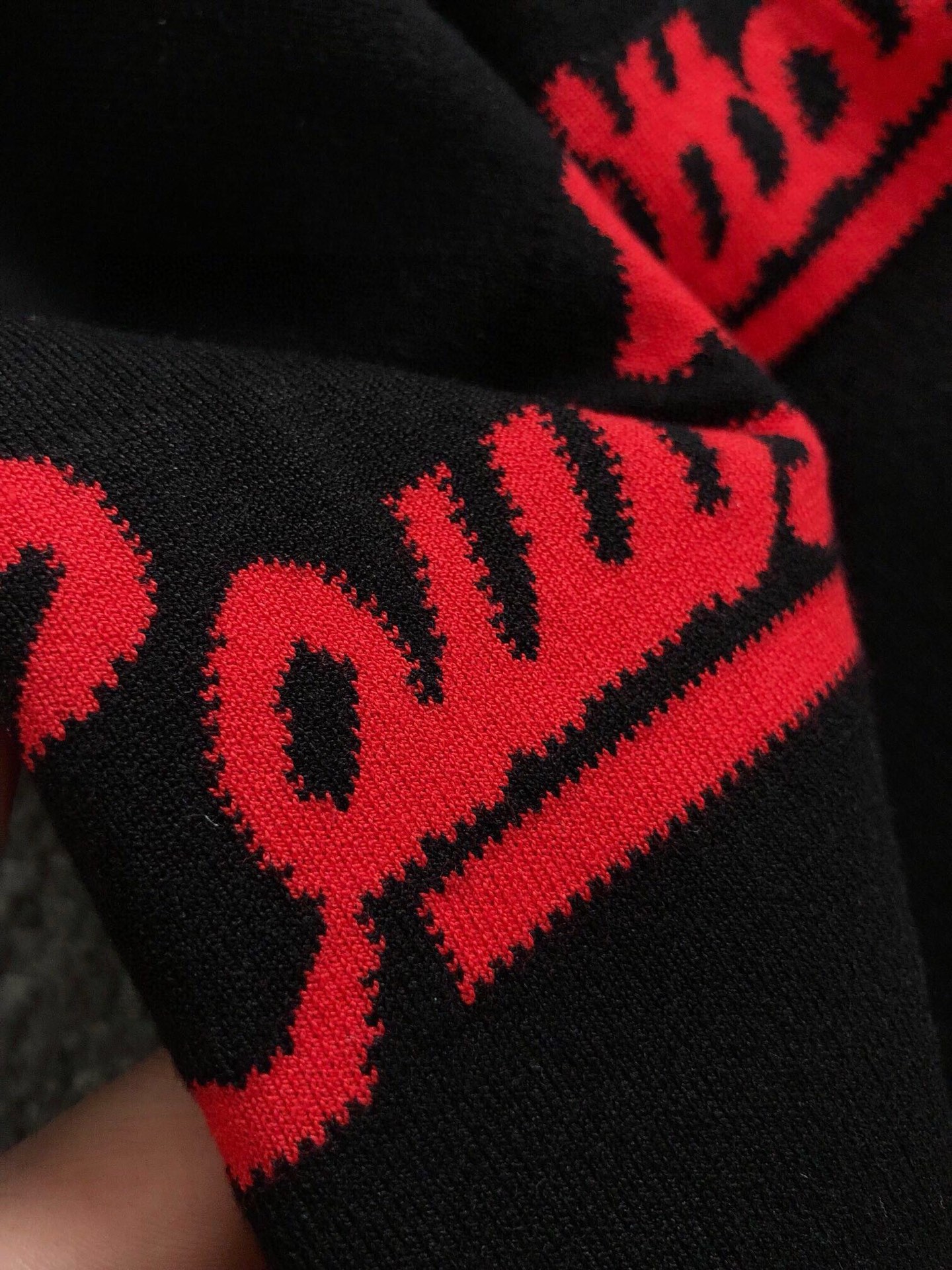 L牌*合身版型M-XXXL2025秋冬新款红色字母提花螺纹拼接羊毛圆领短袖，精致工艺专柜面料，顶级元素融