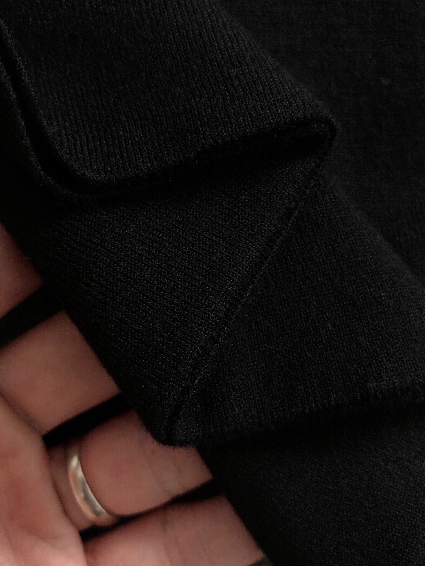 L牌*合身版型M-XXXL2025秋冬新款红色字母提花螺纹拼接羊毛圆领短袖，精致工艺专柜面料，顶级元素融