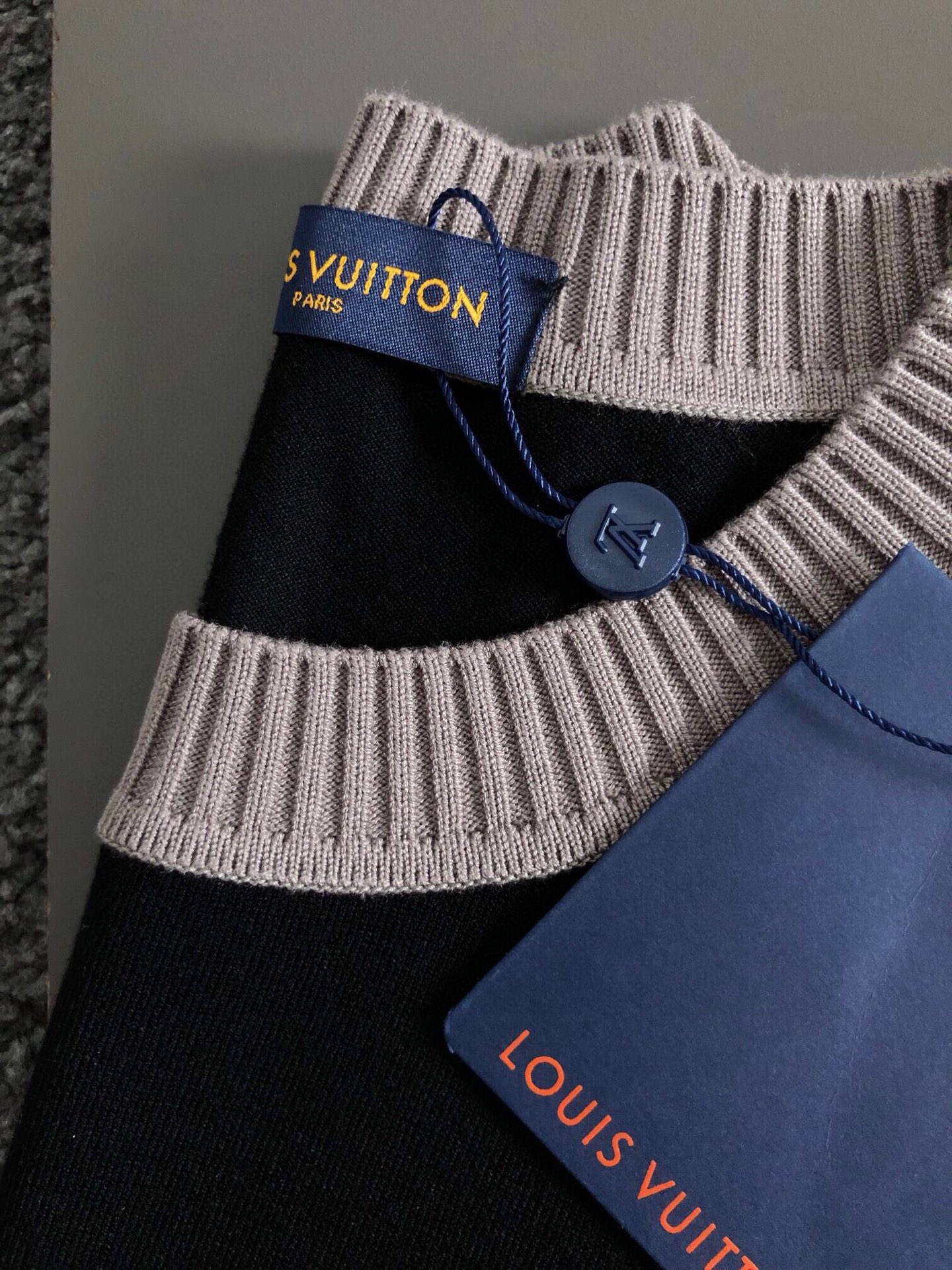 L牌*合身版型M-XXXL2025秋冬新款红色字母提花螺纹拼接羊毛圆领短袖，精致工艺专柜面料，顶级元素融