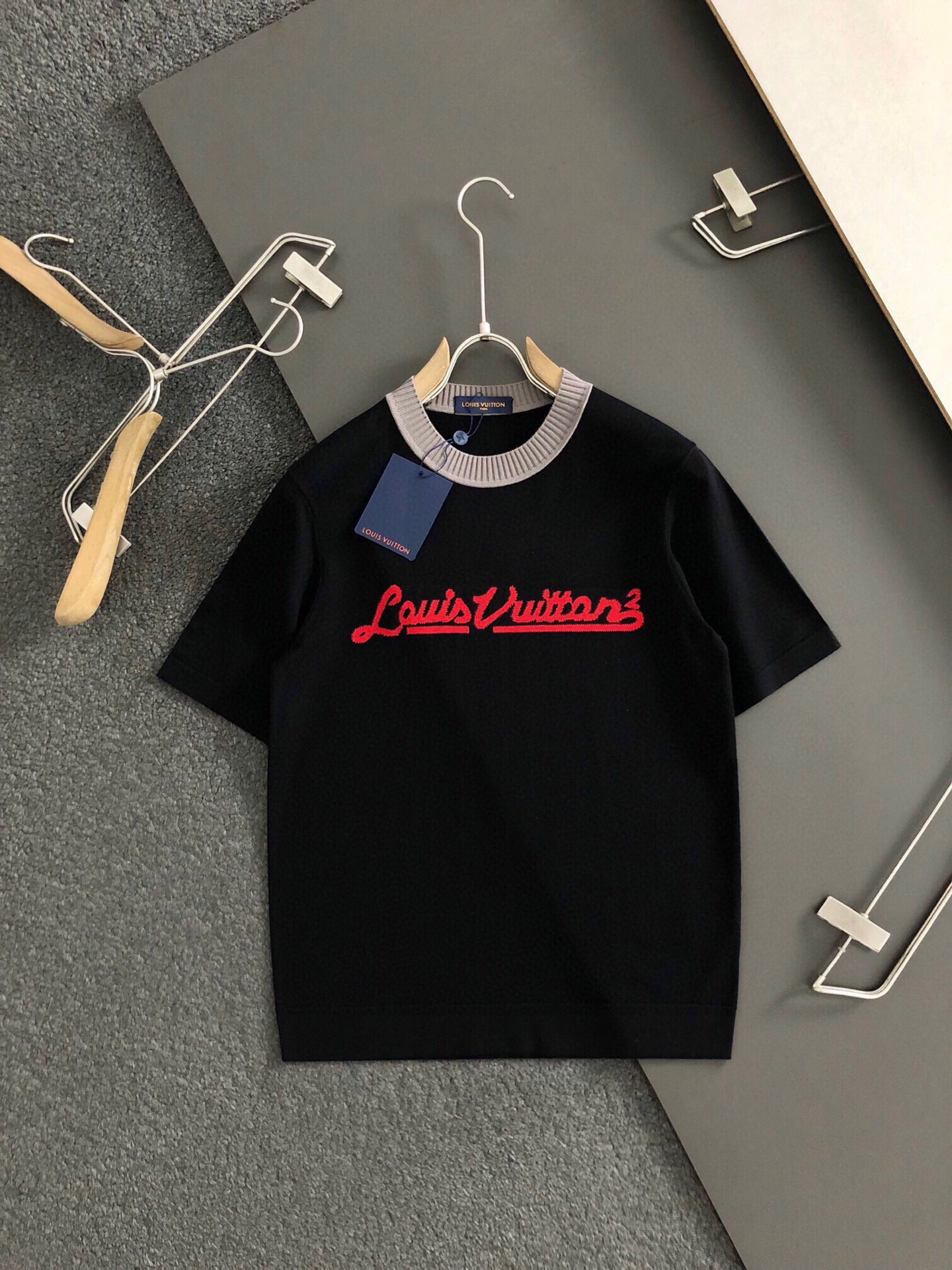 L牌*合身版型M-XXXL2025秋冬新款红色字母提花螺纹拼接羊毛圆领短袖，精致工艺专柜面料，顶级元素融