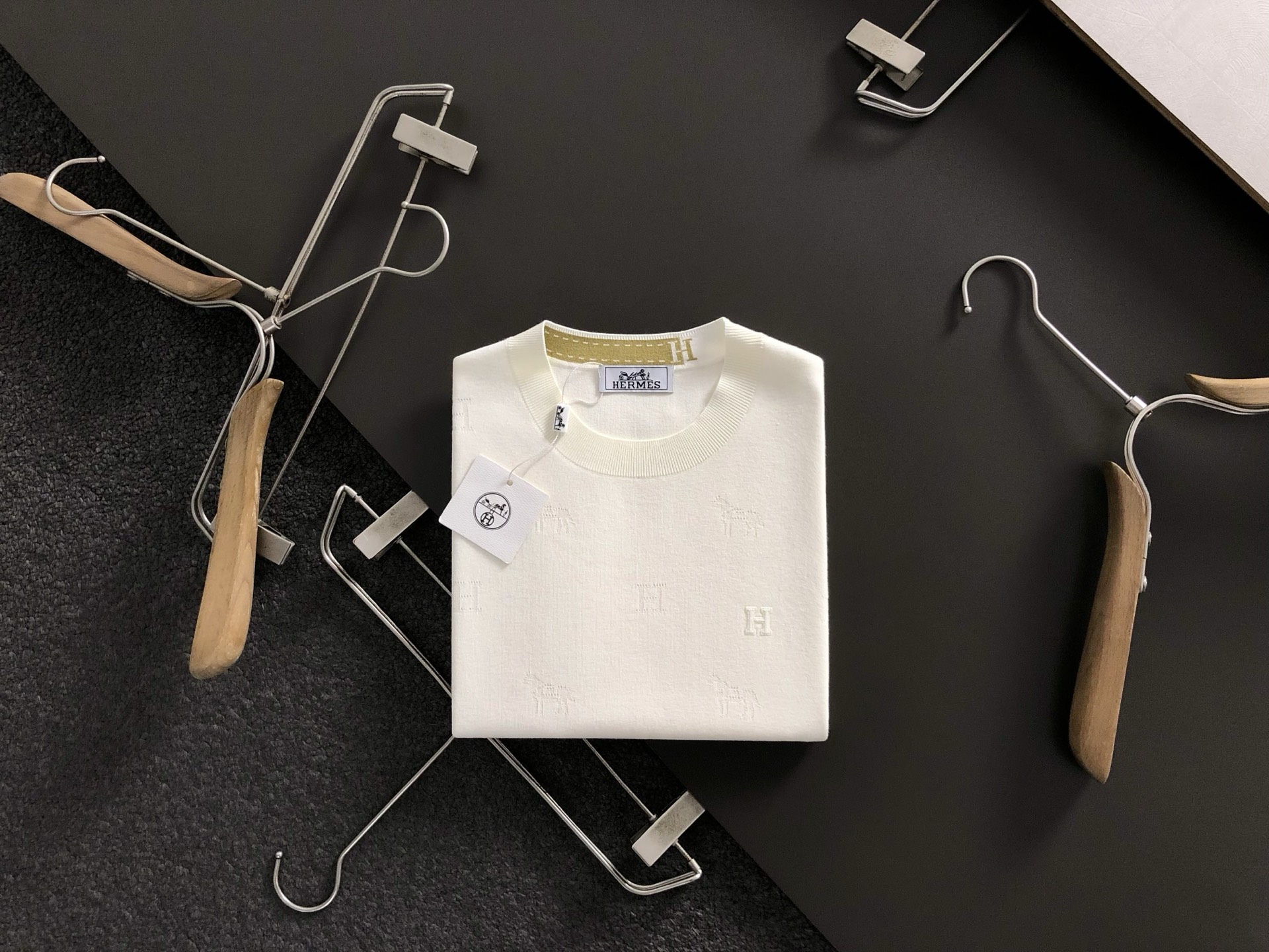 NO:522370,Hms*fitting style M-XXXL 2025 autumn and winter fashion letter H versatile wool short sleeves, exquisite craftsmanship counter fabric, top-level elements fusion, classic short sleeve 3 specifications, trendy men's fashion, whether it is the comfort of the upper body or the incomparable existence 170-135(M) 175-150(L) 178-160(XL) 180-170(XXL) 180-180(XXXL) your,,T-shirt,alexander wang19860909Hms*合身版型M-XXXL 2025秋冬时尚字母H百搭羊毛短袖,精致工艺专柜面料,顶级元素融合打造,经典短袖3标齐全,潮男时尚,无论是上身舒适度还是都是无可比拟的存在 170-135(M) 175-150(L) 178-160(XL)180-170(XXL) 180-180(XXXL) your,,T-shirt,alexander wang,Men's clothing