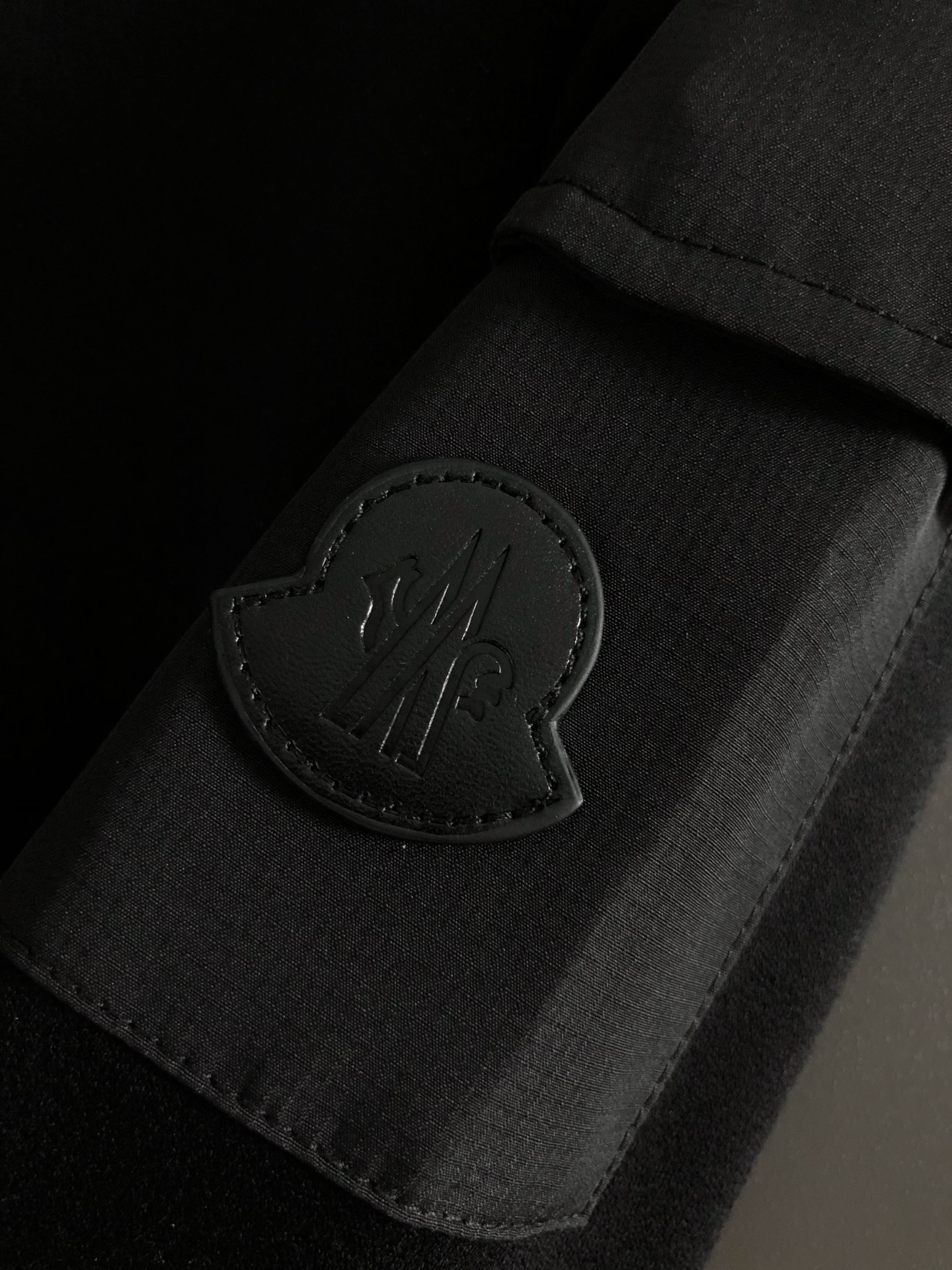 PRAD*合身版型M-XXXL2025秋冬云柔系列字母压花袖口口袋绣皮标圆领卫衣长袖，精致工艺专柜面料，