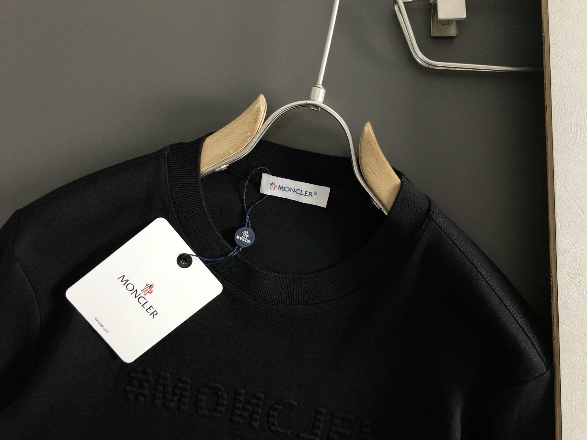 PRAD*合身版型M-XXXL2025秋冬云柔系列字母压花袖口口袋绣皮标圆领卫衣长袖，精致工艺专柜面料，