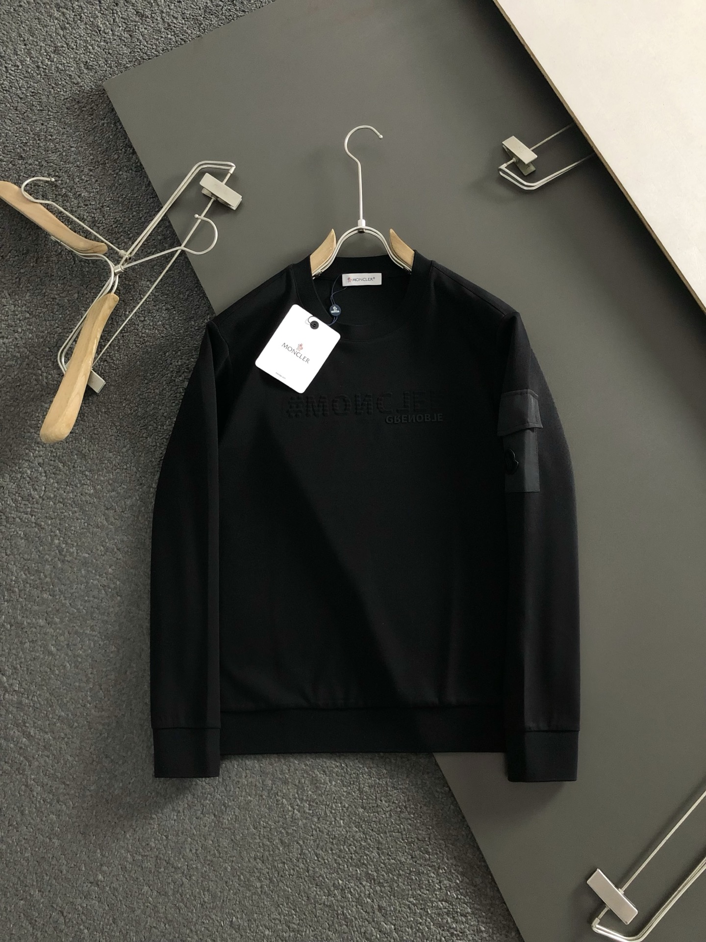 PRAD*合身版型M-XXXL2025秋冬云柔系列字母压花袖口口袋绣皮标圆领卫衣长袖，精致工艺专柜面料，