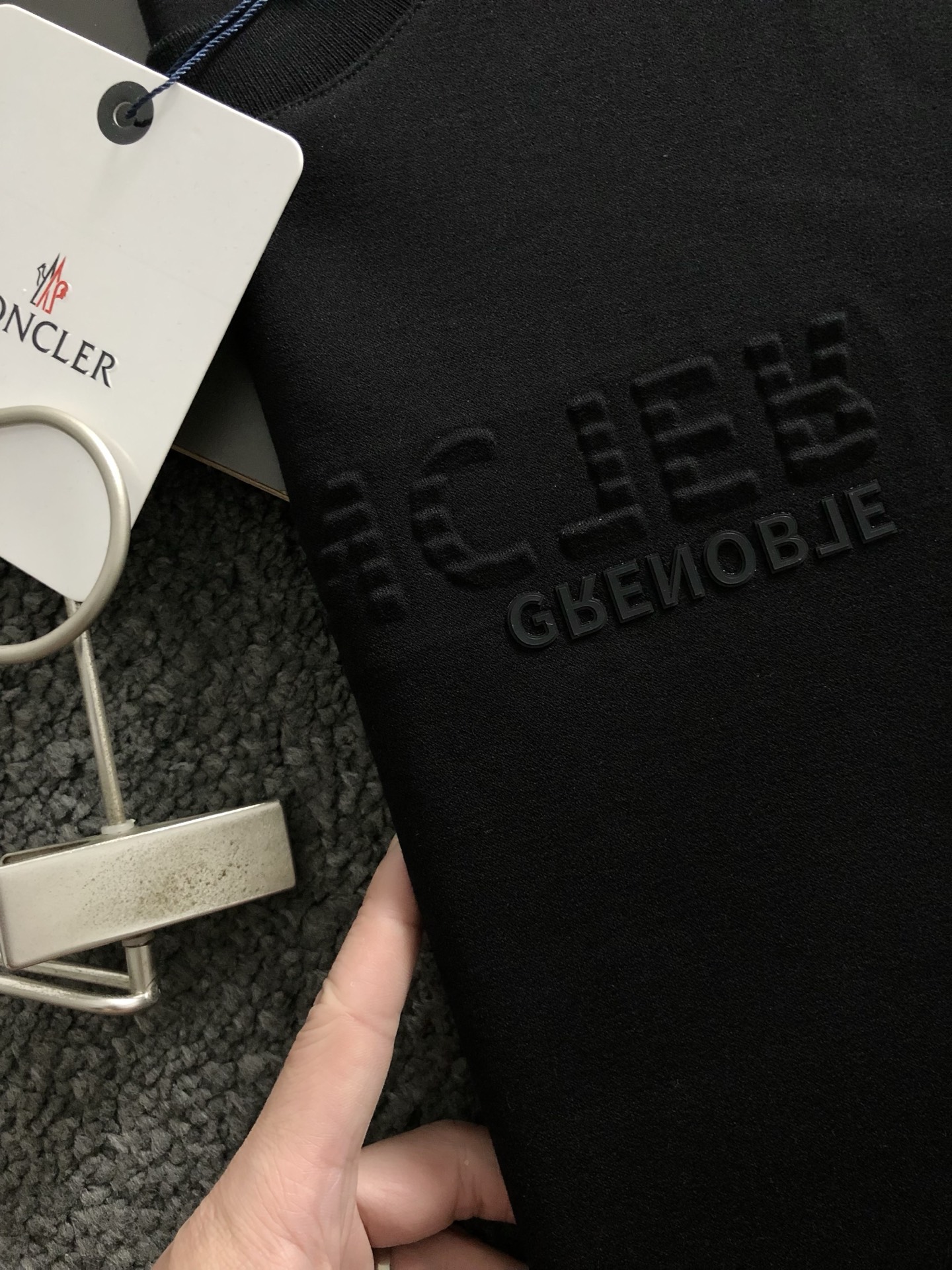 PRAD*合身版型M-XXXL2025秋冬云柔系列字母压花袖口口袋绣皮标圆领卫衣长袖，精致工艺专柜面料，