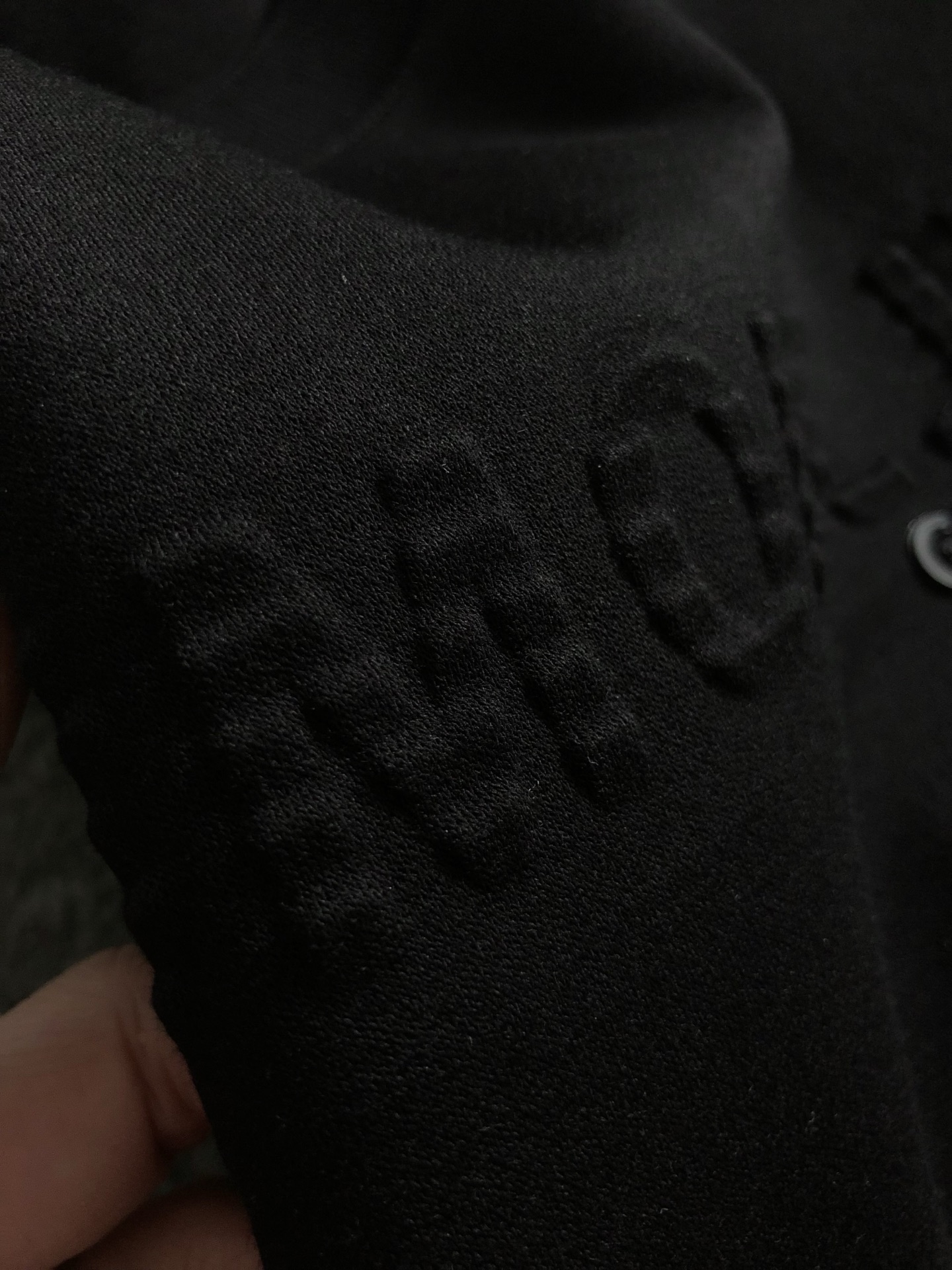 PRAD*合身版型M-XXXL2025秋冬云柔系列字母压花袖口口袋绣皮标圆领卫衣长袖，精致工艺专柜面料，