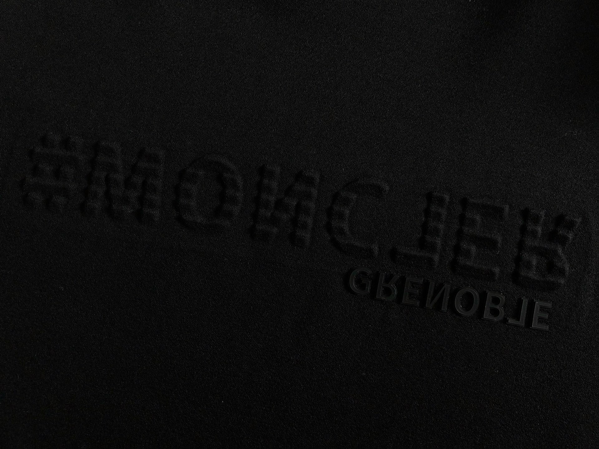 PRAD*合身版型M-XXXL2025秋冬云柔系列字母压花袖口口袋绣皮标圆领卫衣长袖，精致工艺专柜面料，