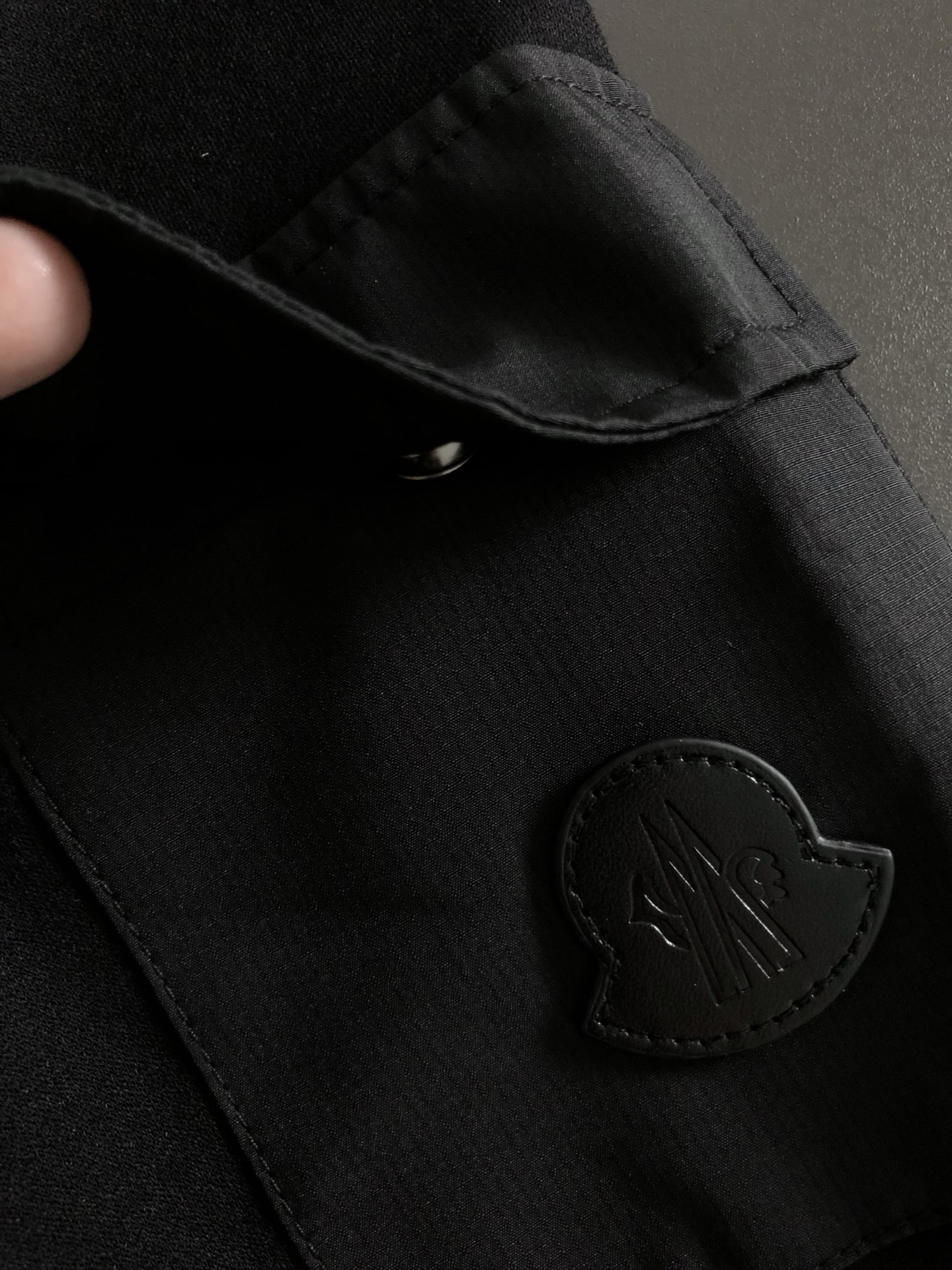 PRAD*合身版型M-XXXL2025秋冬云柔系列字母压花袖口口袋绣皮标圆领卫衣长袖，精致工艺专柜面料，