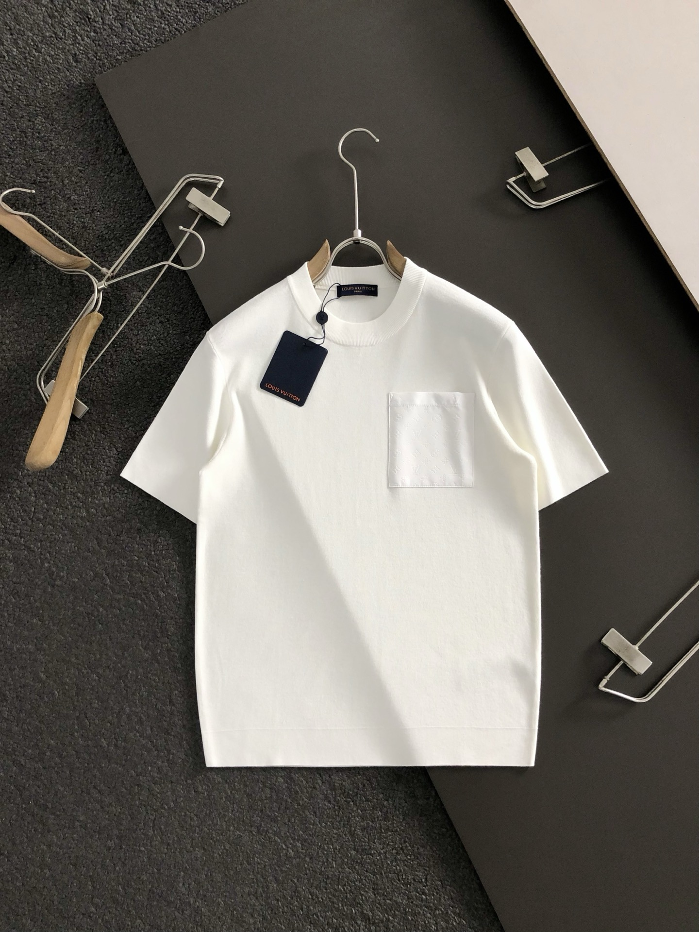 L牌*合身版型M-XXXL2025秋冬口袋款双面料拼接羊毛短袖，精致工艺专柜面料，顶级元素融合打造，经典