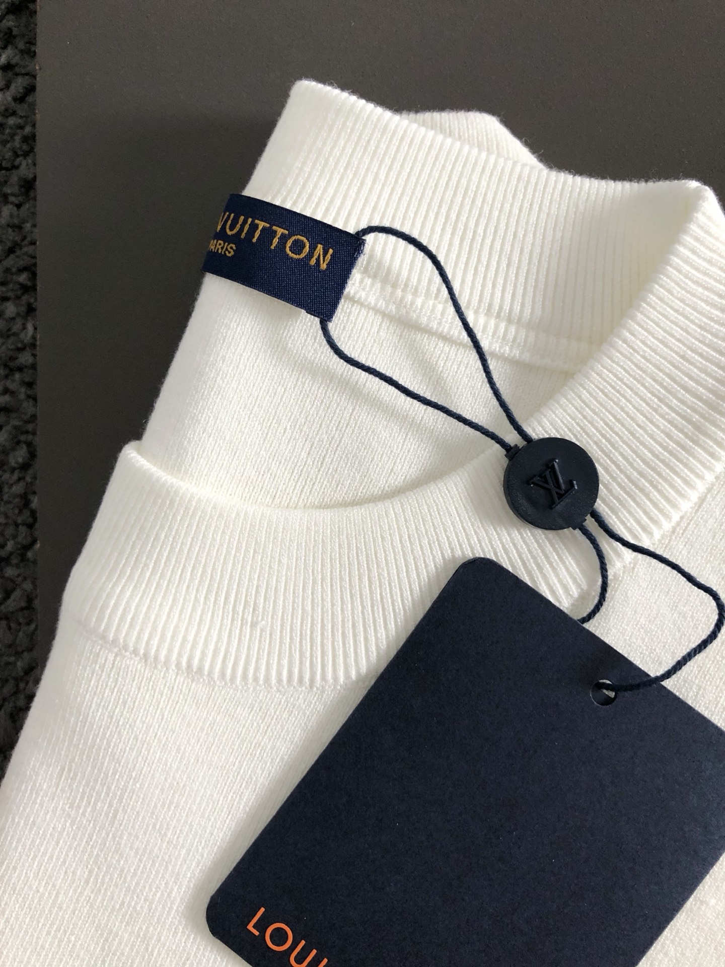 L牌*合身版型M-XXXL2025秋冬口袋款双面料拼接羊毛短袖，精致工艺专柜面料，顶级元素融合打造，经典