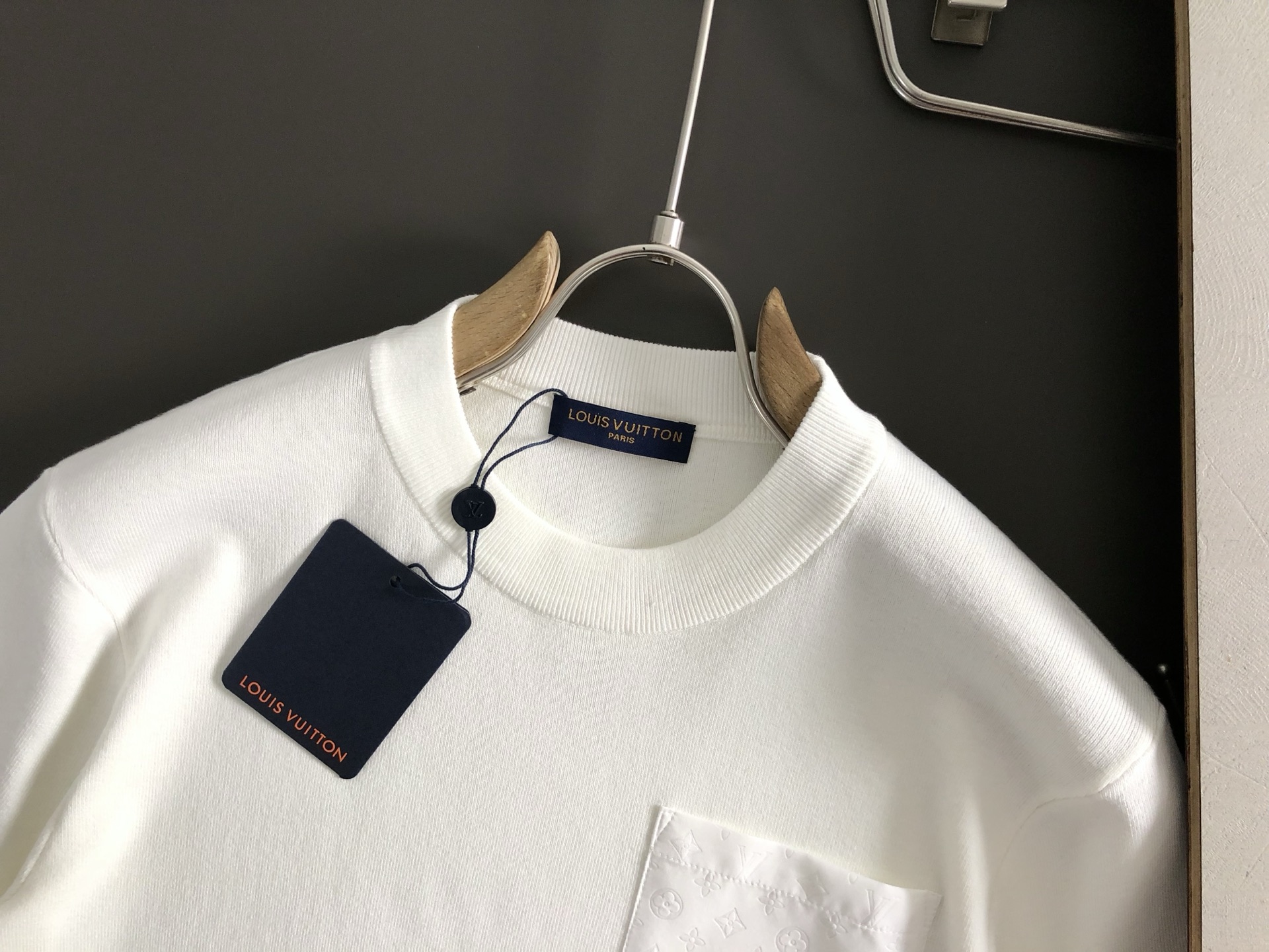 L牌*合身版型M-XXXL2025秋冬口袋款双面料拼接羊毛短袖，精致工艺专柜面料，顶级元素融合打造，经典