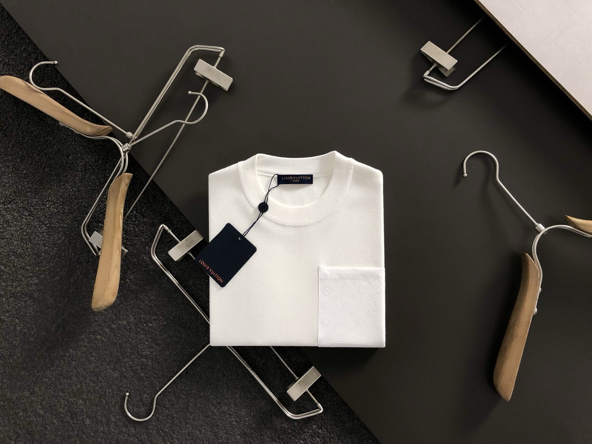 NO:522362,L brand* fitting M-XXXL 2025 autumn and winter pocket double fabric spliced ​​wool short sleeves, exquisite craftsmanship counter fabric, top-level elements fusion, classic short sleeve 3 specifications, trendy men's fashion, whether it is the comfort of the upper body or the incomparable existence 170-135(M) 175-150(L) 178-(XL)180-170(XXL) 180-180(XXXL) your,,T-shirt,alexander wang19860909L牌*合身版型M-XXXL 2025秋冬口袋款双面料拼接羊毛短袖,精致工艺专柜面料,顶级元素融合打造,经典短袖3标齐全,潮男时尚,无论是上身舒适度还是都是无可比拟的存在 170-135(M) 175-150(L) 178-(XL)180-170(XXL) 180-180(XXXL) your,,T-shirt,alexander wang,Men's clothing