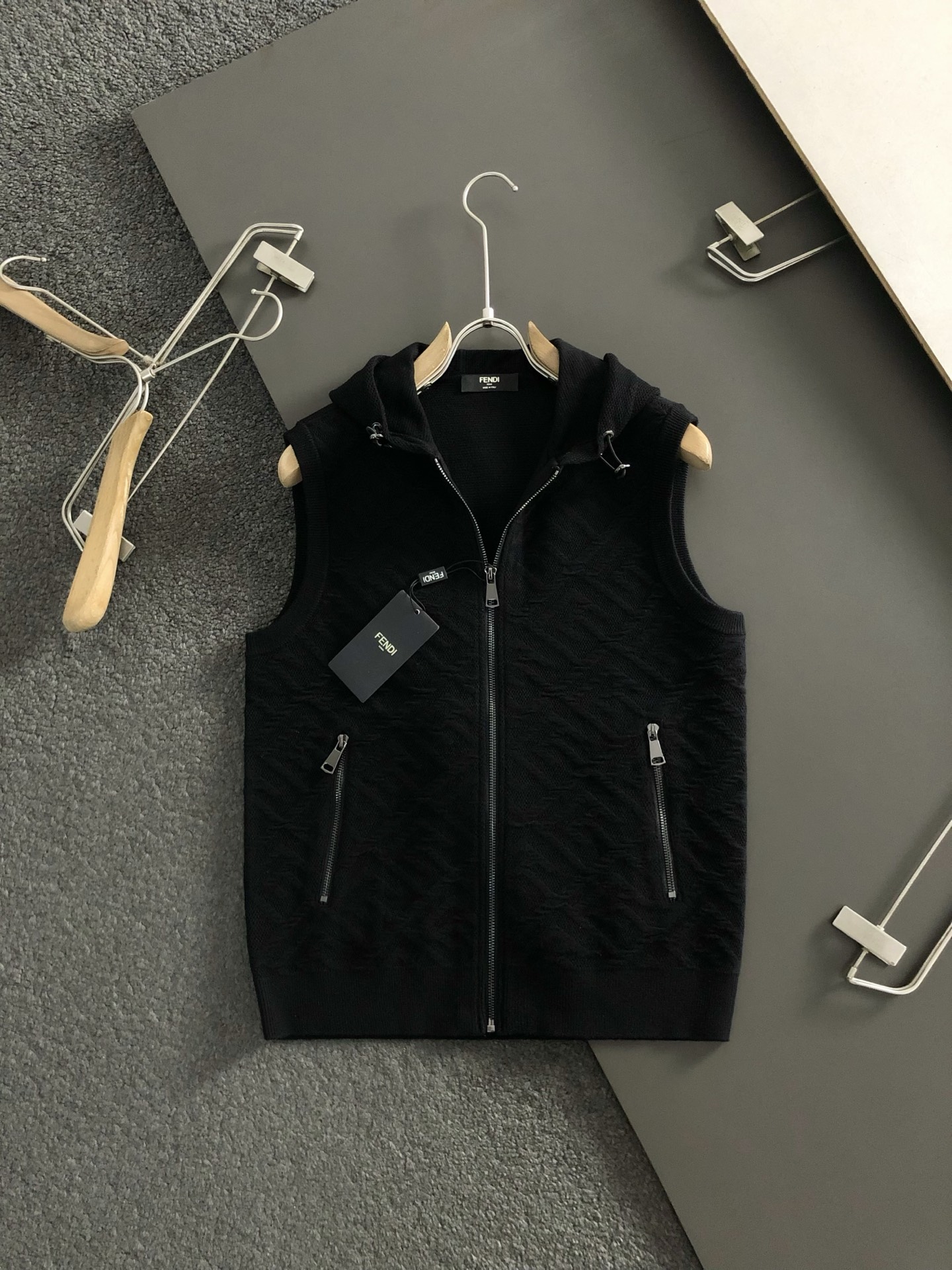 NO:522367,FEND** ​​Fit fit M-XXXL 25 autumn and winter top double F jacquard knitted splicing hooded vest, top craft knitted fabric fusion metal hardware accessories zipper cardigan vest, top fashion and versatile style, imported fabric, top high craftsmanship style, durable and comfortable size M-XXXL, fendi, hats, alexander wang19860909FEND**合身版型M-XXXL 25秋冬最顶级双F提花针织拼接连帽马甲,顶级工艺针织面料融合金属五金辅料拉链开衫马甲,顶级时尚百搭款,进口面料,顶级高工艺版型超好,耐穿又舒适尺码M-XXXL,,fendi,hats,alexander wang,Men's clothing